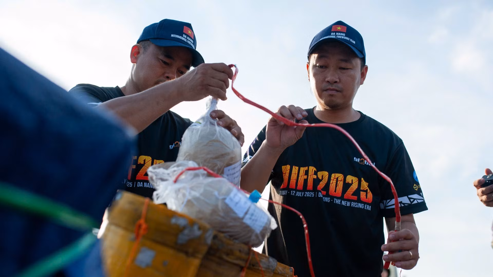 "Bằng những giai điệu âm nhạc và hiệu ứng sắc màu rực rỡ của pháo hoa, chúng tôi mong muốn giới thiệu đến bạn bè quốc tế về nền văn hóa tiên tiến, đậm đà bản sắc dân tộc Việt Nam", ông Nghĩa Hoàng, đội trưởng đội Việt Nam 1 chia sẻ với phóng viên.