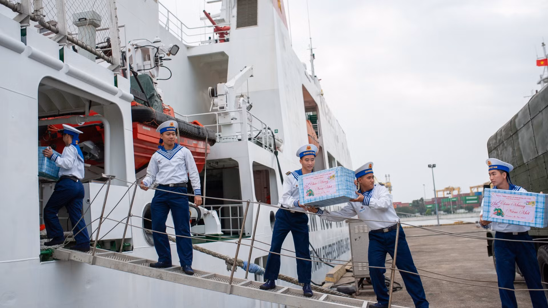 Các chiến sĩ hiệp đồng chặt chẽ trong vận chuyển quà Tết. Các chiến sĩ hiệp đồng chặt chẽ trong vận chuyển quà Tết.