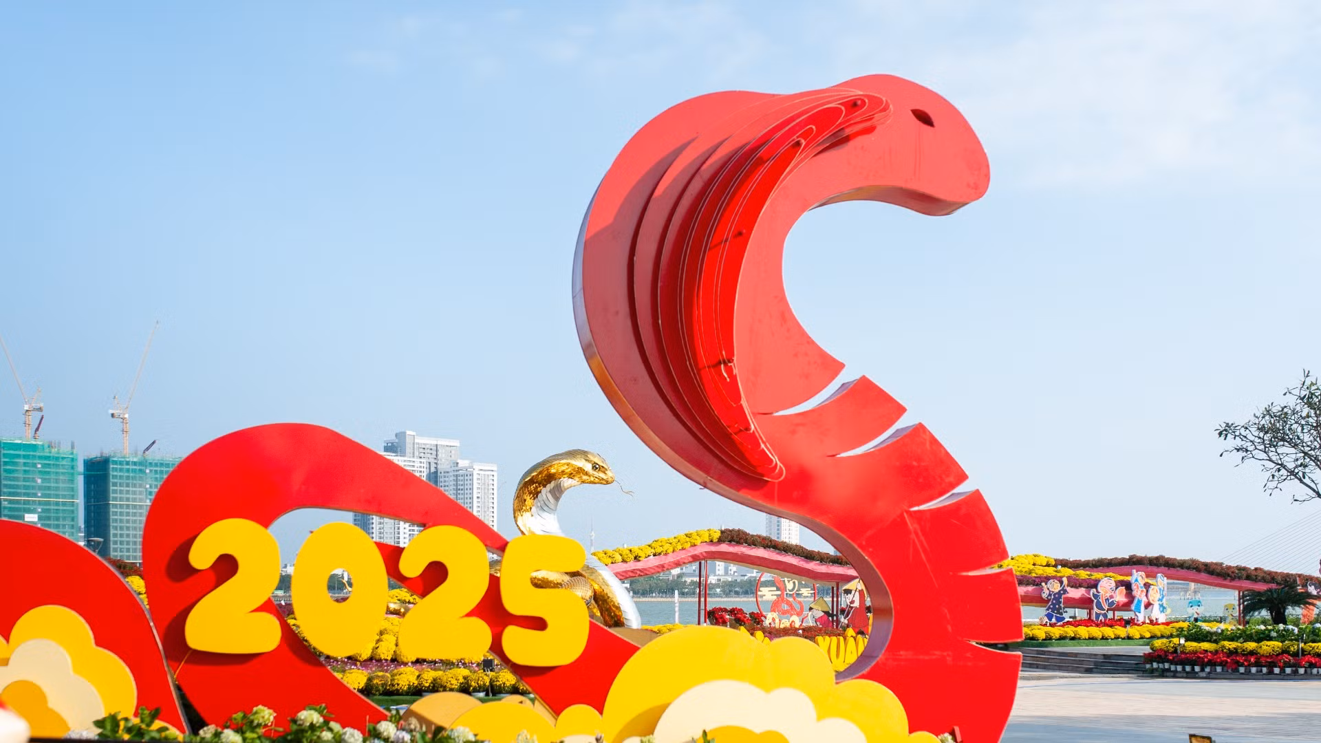 Các tiểu cảnh chung quanh góp phần làm nổi bật màu vàng óng ánh của linh vật rắn. Các tiểu cảnh chung quanh góp phần làm nổi bật màu vàng óng ánh của linh vật rắn.