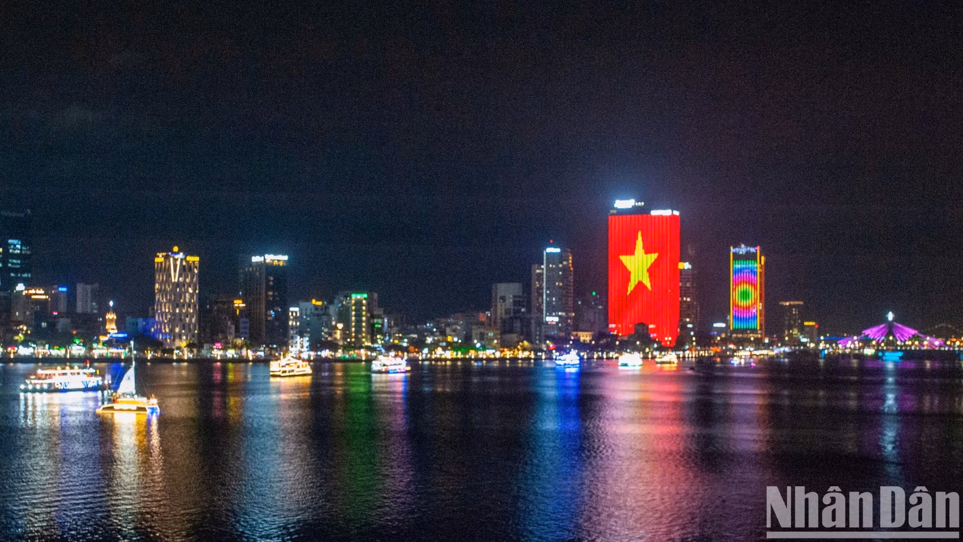 Sông Hàn rực rỡ dưới ánh đèn của các thuyền hoa. Sông Hàn rực rỡ dưới ánh đèn của các thuyền hoa.