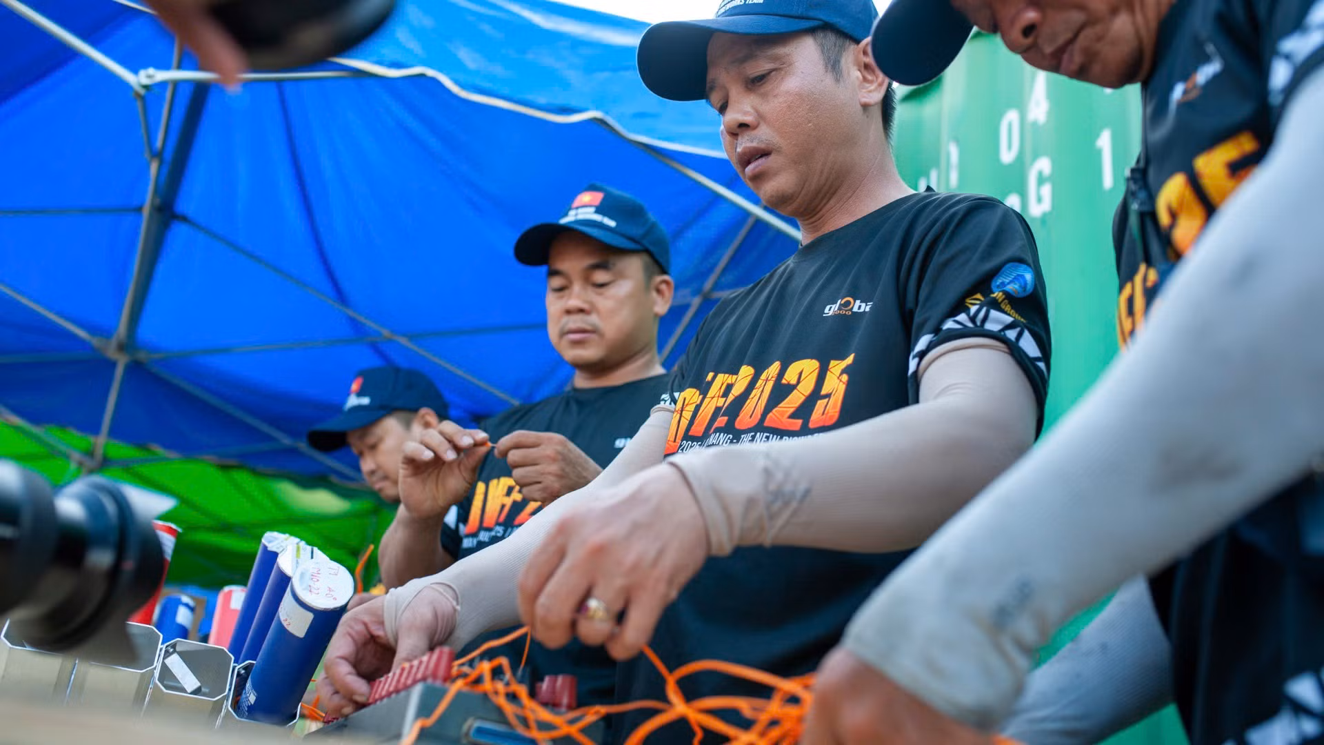 Theo đó, hàng nghìn quả pháo được lập trình với độ chính xác cao, đồng bộ từng giây với khuôn nhạc, tạo nên một bản giao hưởng của ánh sáng và âm thanh sống động trên bầu trời sông Hàn.