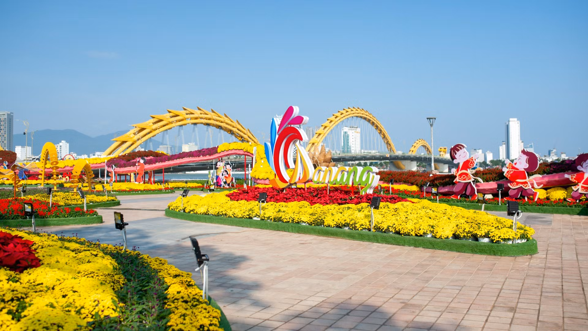 Khu vực quảng trường đuôi cầu Rồng (quận Hải Châu) được bài trí sống động. Khu vực quảng trường đuôi cầu Rồng (quận Hải Châu) được bài trí sống động.
