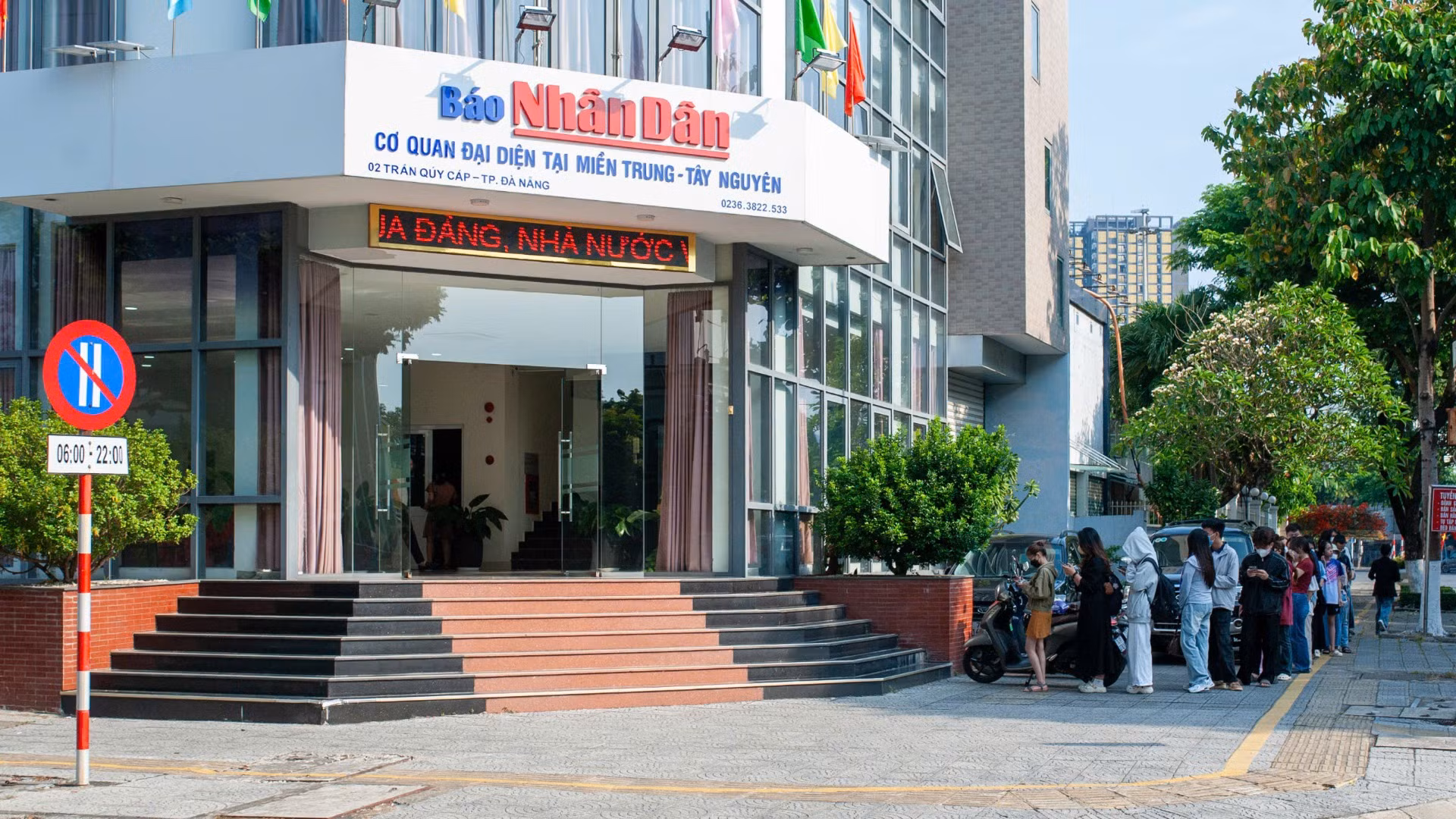 Hàng dài người xếp hàng trước trụ sở Cơ quan đại diện Báo Nhân Dân tại khu vực miền trung-Tây Nguyên từ sáng sớm. Hàng dài người xếp hàng trước trụ sở Cơ quan đại diện Báo Nhân Dân tại khu vực miền trung-Tây Nguyên từ sáng sớm.