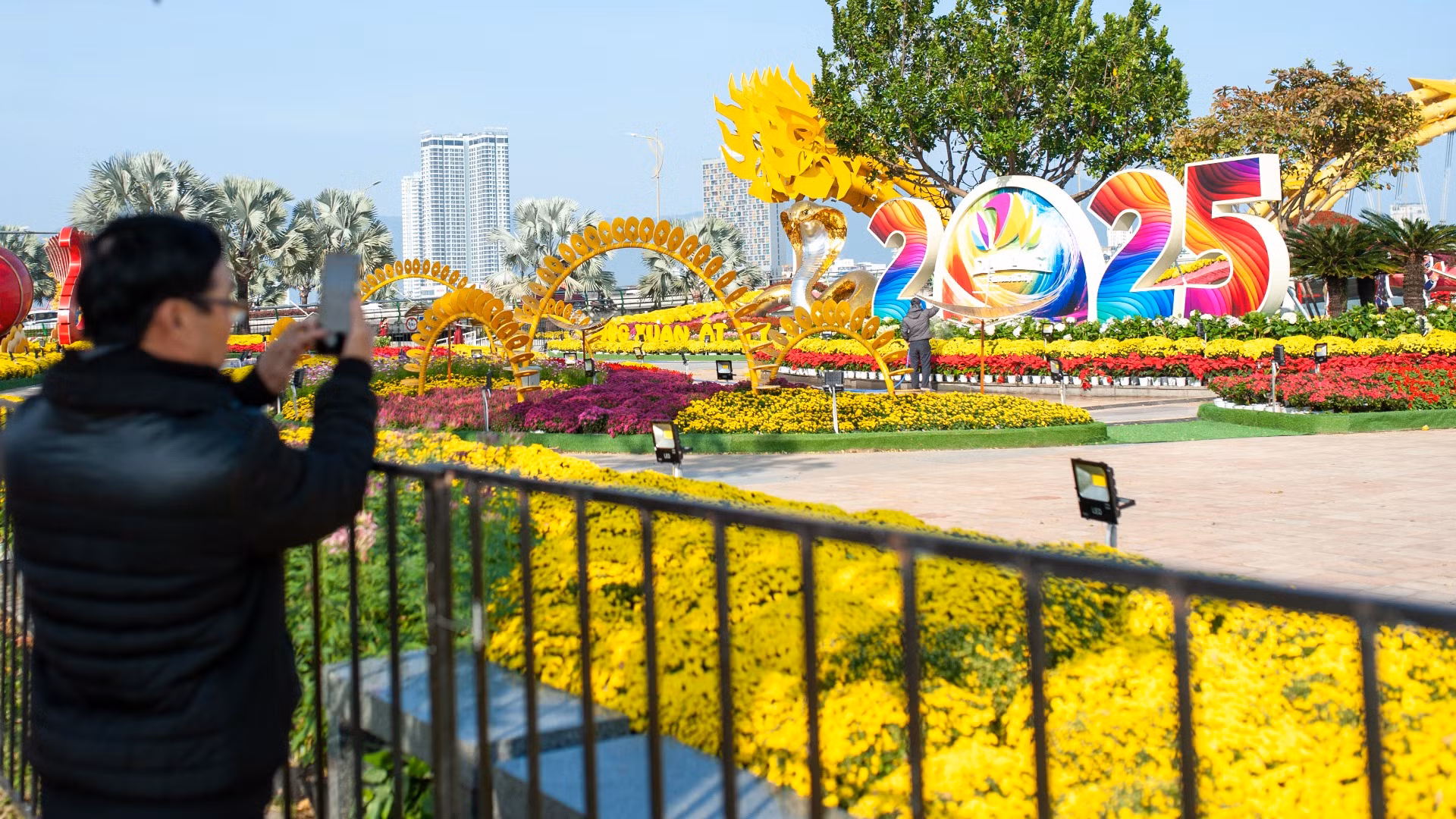 Điểm nhấn của đường hoa Bạch Đằng là tượng linh vật rắn. Điểm nhấn của đường hoa Bạch Đằng là tượng linh vật rắn.