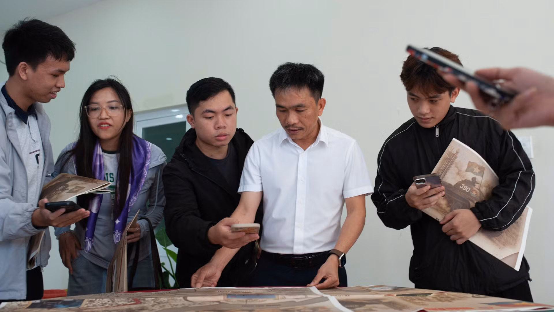 Các bạn trẻ thích thú trải nghiệm. Các bạn trẻ thích thú trải nghiệm.
