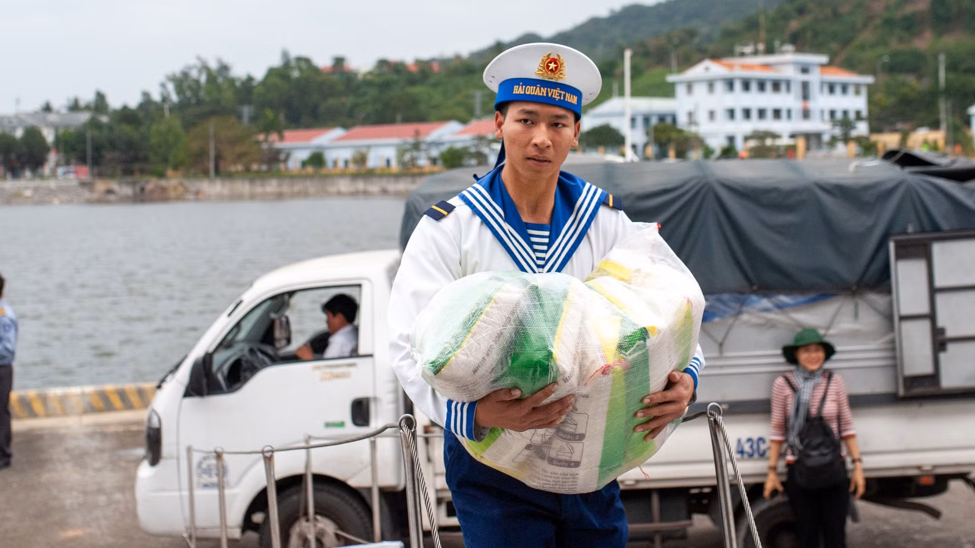 Bên cạnh quà, các chiến sĩ còn vận chuyển các nhu yếu phẩm phục vụ chuyến công tác. Theo kế hoạch, chuyến đi sẽ kéo dài 3 ngày. Bên cạnh quà, các chiến sĩ còn vận chuyển các nhu yếu phẩm phục vụ chuyến công tác. Theo kế hoạch, chuyến đi sẽ kéo dài 3 ngày.