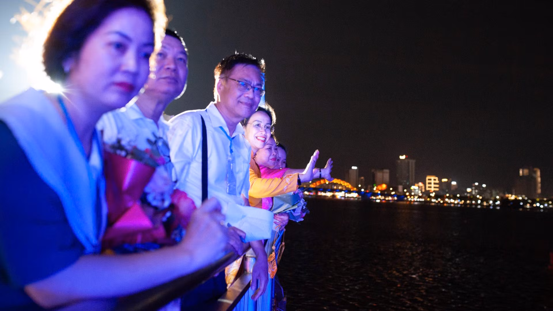 Các đại biểu vẫy chào thuyền hoa tham gia Hội thi-Diễu hành. Các đại biểu vẫy chào thuyền hoa tham gia Hội thi-Diễu hành.