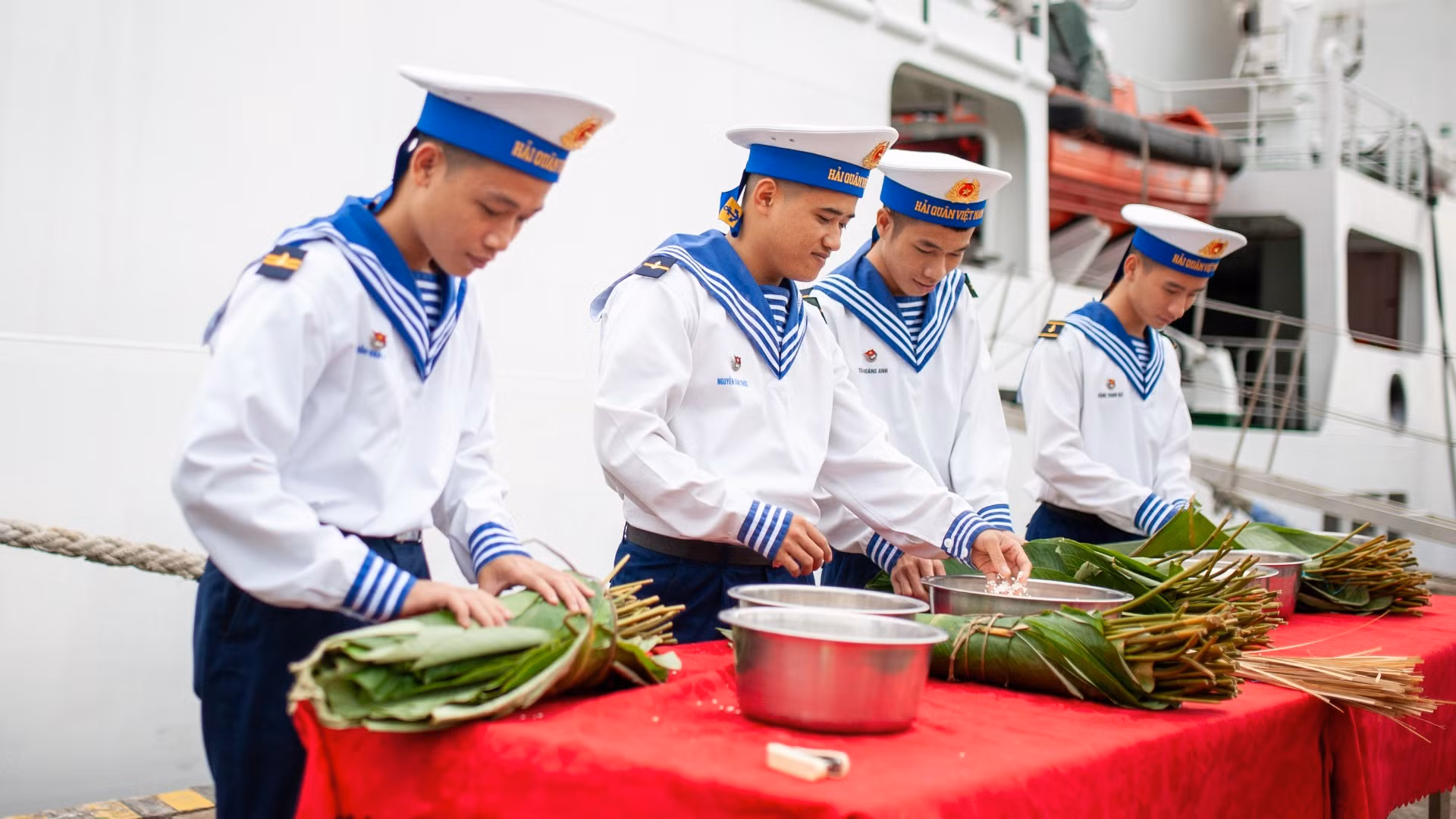 Trong bầu không khí vui tươi, ấm áp, các chiến sĩ đã chuẩn bị kỹ lưỡng các vật liệu: lá dong, nếp, đậu xanh,... sẵn sàng cho việc gói hàng trăm chiếc bánh chưng tặng quân, dân trên đảo. Trong bầu không khí vui tươi, ấm áp, các chiến sĩ đã chuẩn bị kỹ lưỡng các vật liệu: lá dong, nếp, đậu xanh,... sẵn sàng cho việc gói hàng trăm chiếc bánh chưng tặng quân, dân trên đảo.