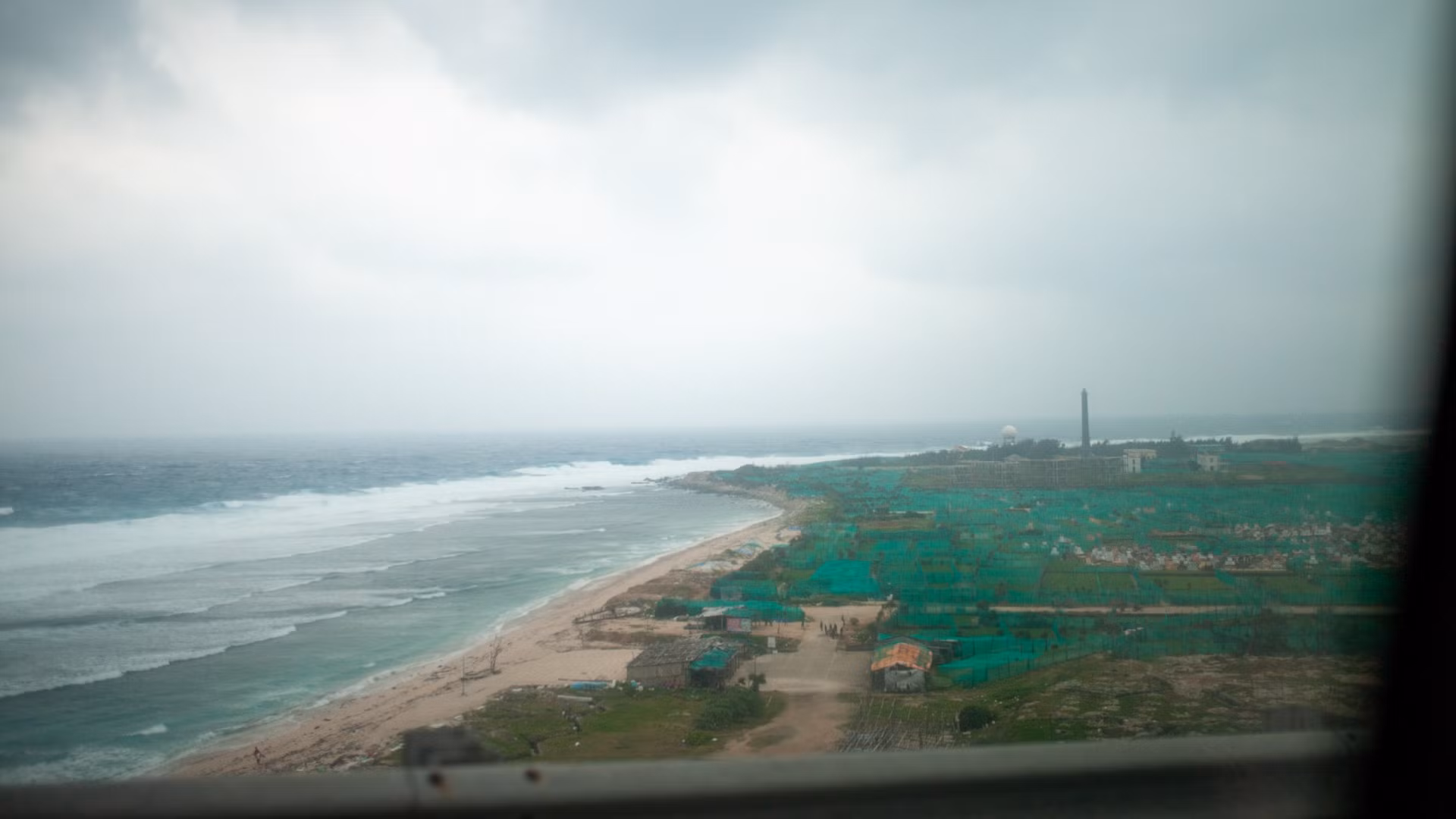Từ độ cao gần 149m so với mực nước biển, Lý Sơn dần thu nhỏ lại trong mắt chúng tôi, toát lên một cảm giác bao la, hùng vĩ của thiên nhiên, đồng thời cũng cho thấy cuộc sống bình dị của người dân trên đảo. Từ độ cao gần 149m so với mực nước biển, Lý Sơn dần thu nhỏ lại trong mắt chúng tôi, toát lên một cảm giác bao la, hùng vĩ của thiên nhiên, đồng thời cũng cho thấy cuộc sống bình dị của người dân trên đảo.