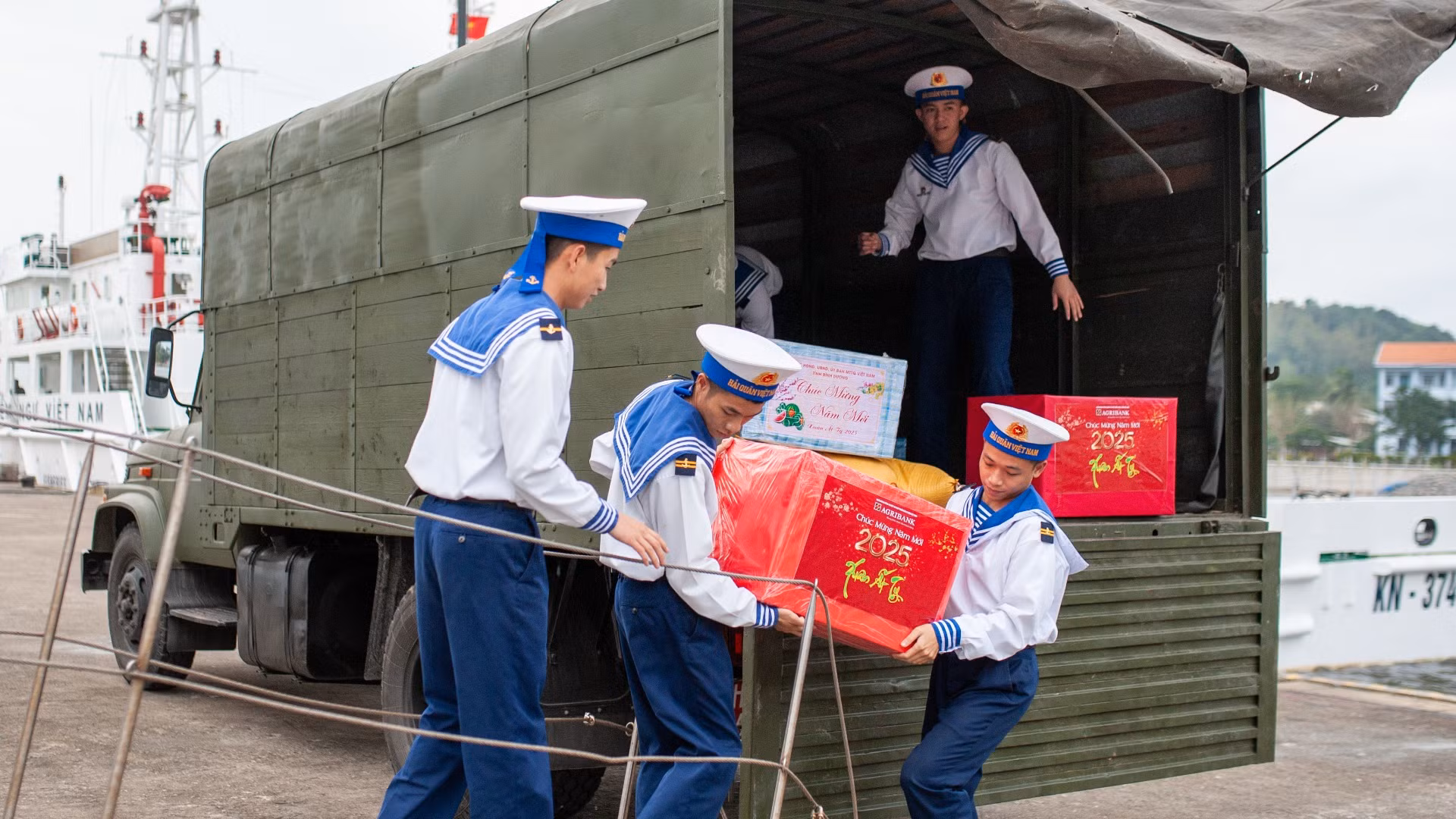 Xe vận chuyển quà của các địa phương, cơ quan, tổ chức, doanh nghiệp, cá nhân,... gửi tặng quân và dân hai đảo Cồn Cỏ và Lý Sơn. Xe vận chuyển quà của các địa phương, cơ quan, tổ chức, doanh nghiệp, cá nhân,... gửi tặng quân và dân hai đảo Cồn Cỏ và Lý Sơn.