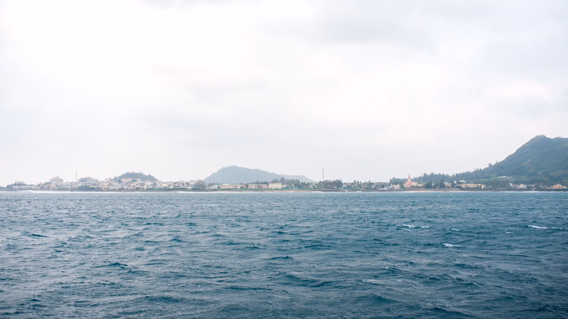 Với diện tích tự nhiên gần 10,39km2, huyện đảo Lý Sơn gồm đảo Lớn và đảo Bé, có dân số khoảng 23.000 người, lưu giữ nhiều giá trị văn hóa, lịch sử và bề dày truyền thống cách mạng. Với diện tích tự nhiên gần 10,39km2, huyện đảo Lý Sơn gồm đảo Lớn và đảo Bé, có dân số khoảng 23.000 người, lưu giữ nhiều giá trị văn hóa, lịch sử và bề dày truyền thống cách mạng.