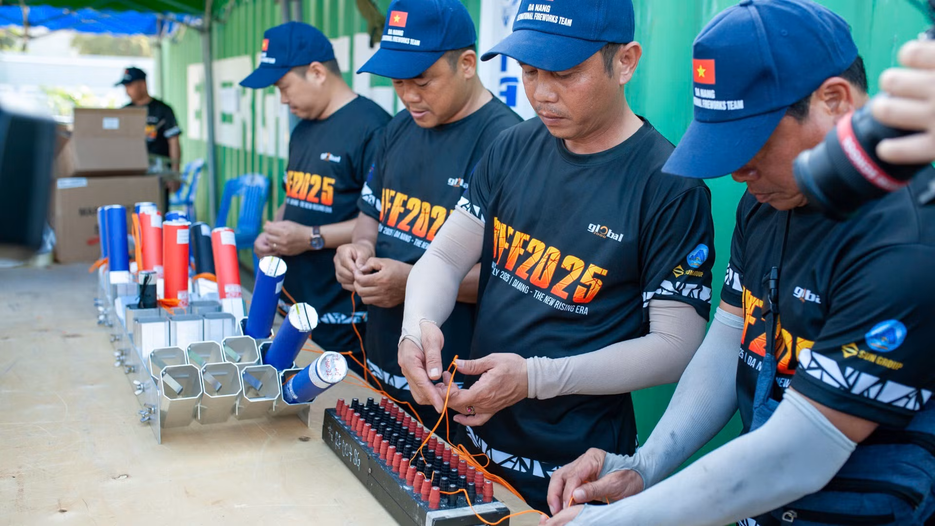 Theo đại diện đội Việt Nam 1, tiết mục trong đêm khai mạc được dàn dựng công phu, gồm 4 phần kéo dài hơn 20 phút, sử dụng hơn 5.000 pháo các loại với hơn 100 hiệu ứng.