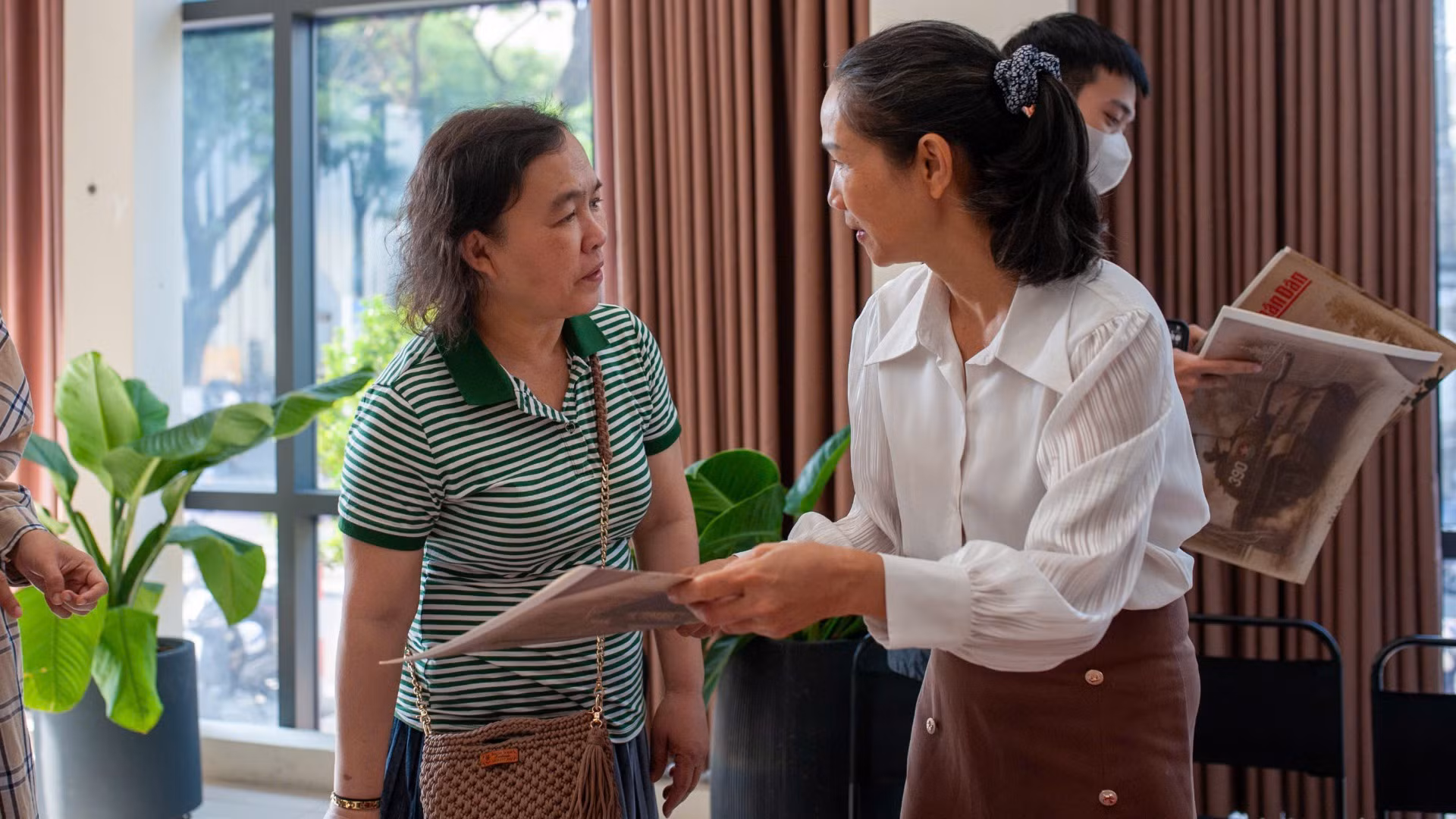 Nhiều người dân mong chờ đón nhận phụ san. Nhiều người dân mong chờ đón nhận phụ san.