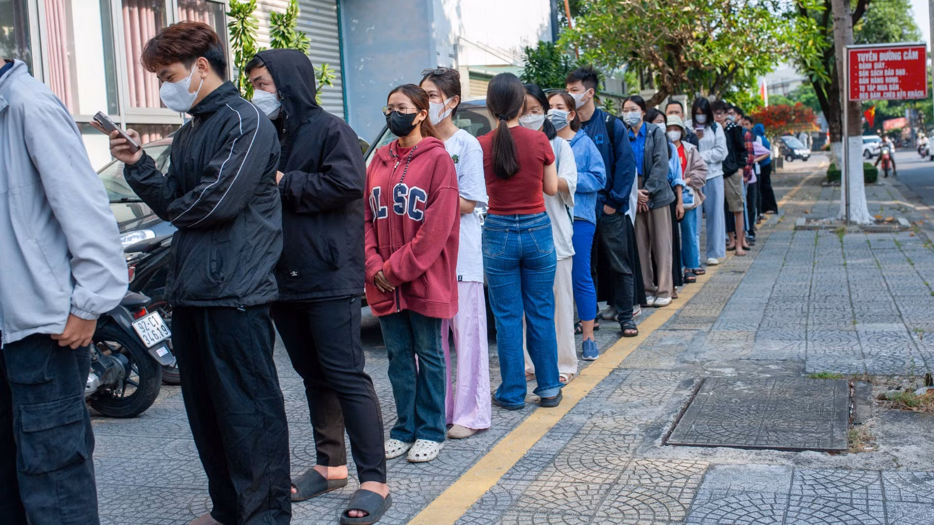 Nhiều bạn trẻ xếp hàng từ sáng sớm. Nhiều bạn trẻ xếp hàng từ sáng sớm.