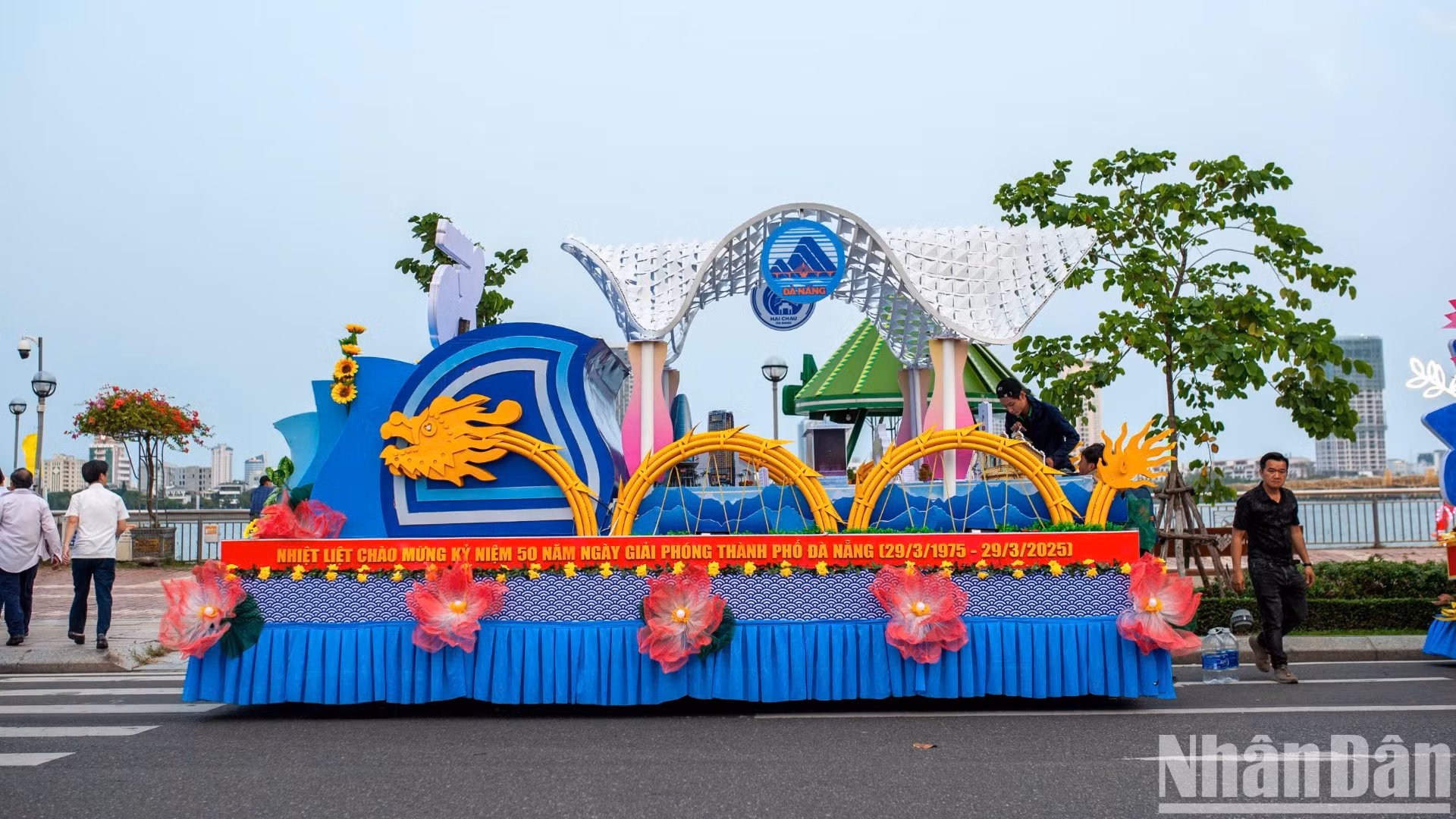 Xe hoa đại diện cho quận Hải Châu được thiết kế hiện đại, tái hiện những biểu tượng đặc trưng của quận trung tâm thành phố và những công trình kiến trúc nổi tiếng như: Công viên APEC, cầu Rồng, Trung tâm hành chính thành phố,... Xe hoa đại diện cho quận Hải Châu được thiết kế hiện đại, tái hiện những biểu tượng đặc trưng của quận trung tâm thành phố và những công trình kiến trúc nổi tiếng như: Công viên APEC, cầu Rồng, Trung tâm hành chính thành phố,...