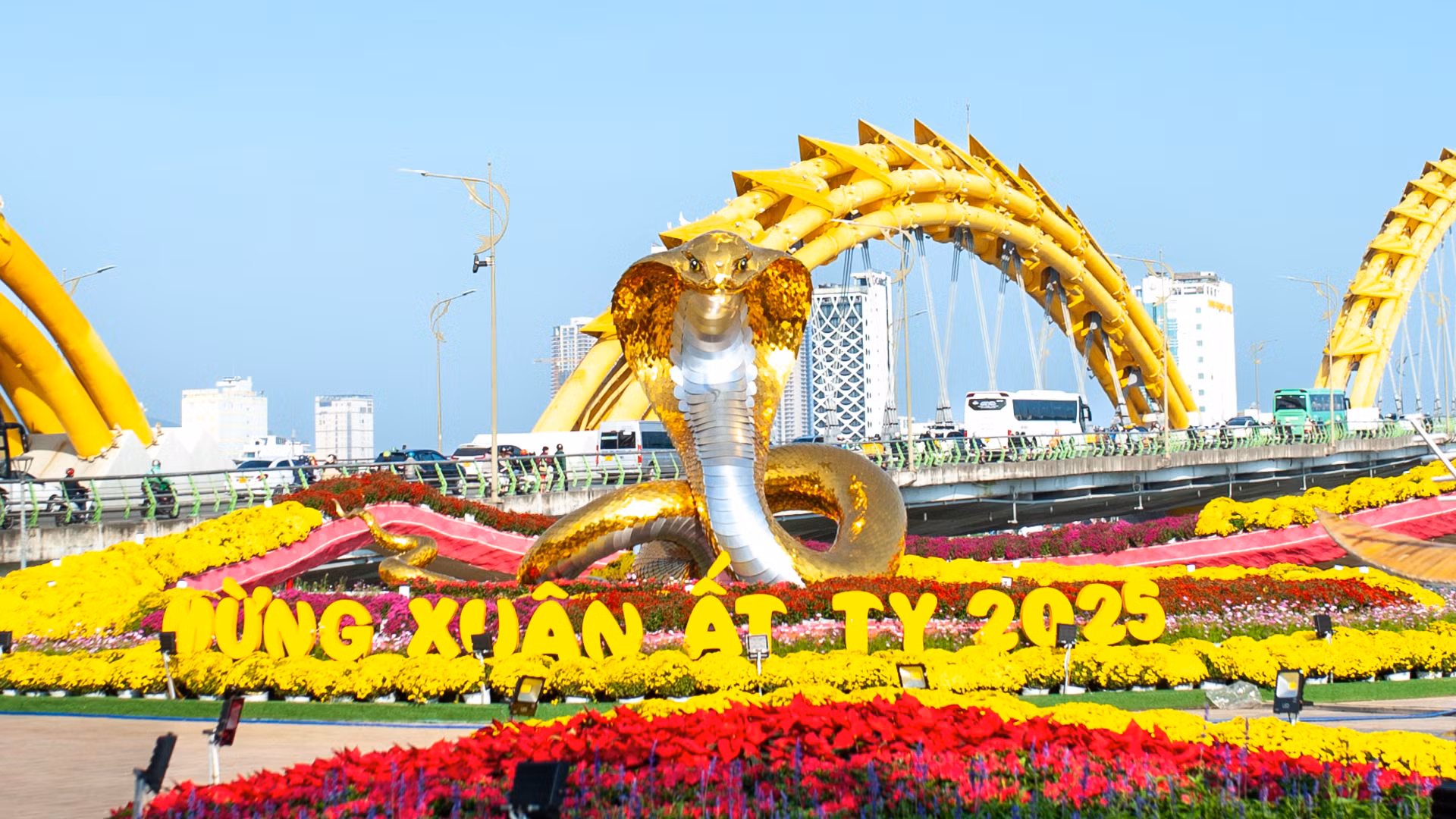 Linh vật rắn Ất Tỵ 2025 trên đường hoa Bạch Đằng.