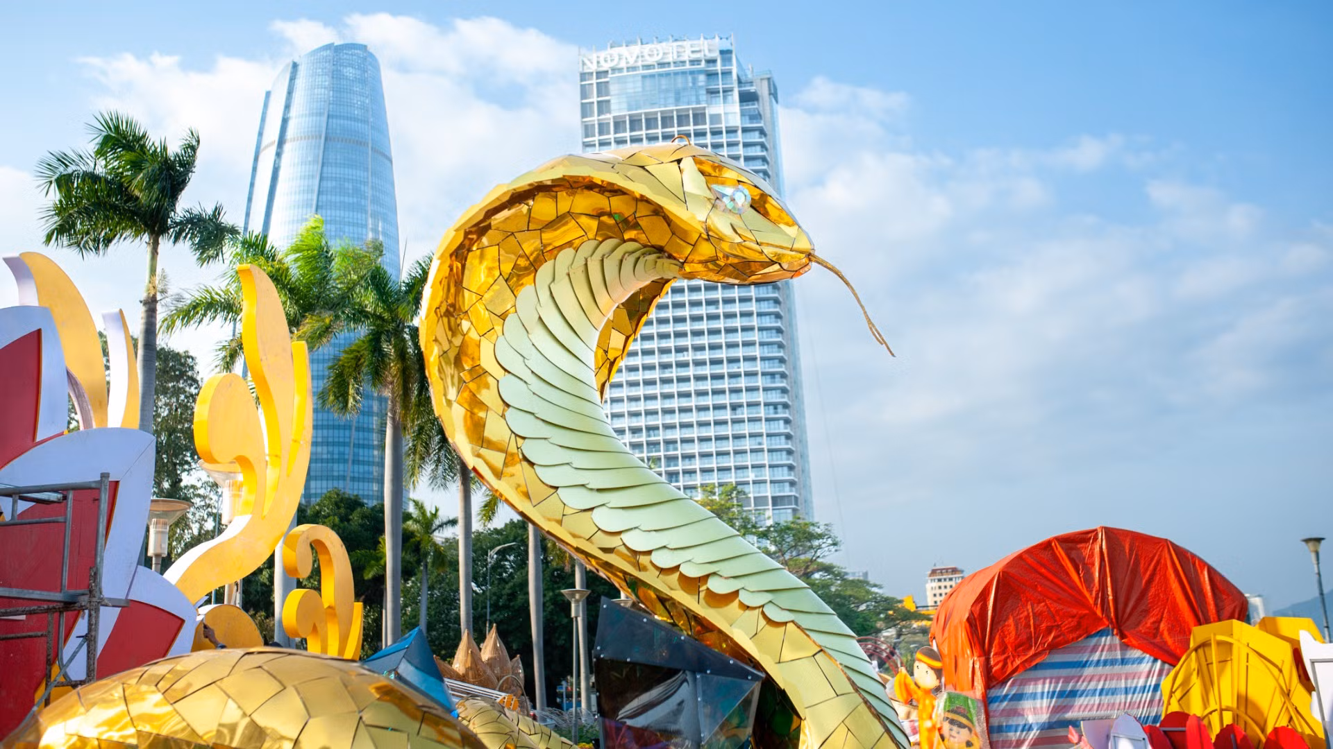 Theo các công nhân đang thi công nơi đây, linh vật rắn tại cầu chữ T có kích thước nhỏ hơn, vảy rắn được thiết kế khác hơn. Đặc biệt là sự khác biệt về hệ thống chiếu sáng chung quanh tượng. Theo các công nhân đang thi công nơi đây, linh vật rắn tại cầu chữ T có kích thước nhỏ hơn, vảy rắn được thiết kế khác hơn. Đặc biệt là sự khác biệt về hệ thống chiếu sáng chung quanh tượng.