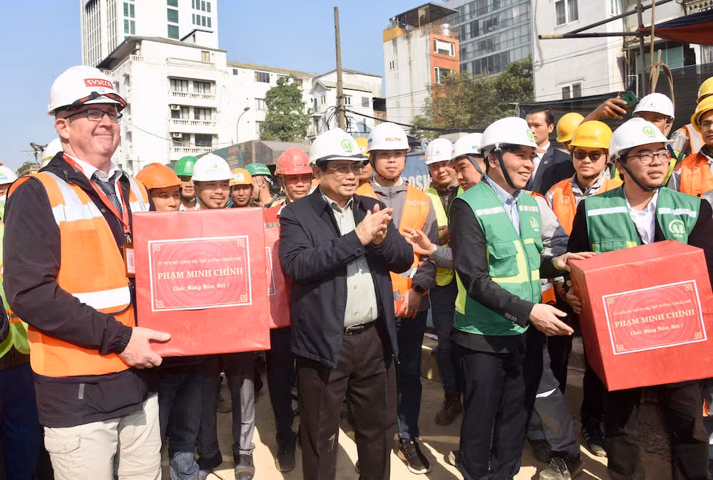 Thủ tướng Phạm Minh Chính tặng quà chúc Tết, động viên các đơn vị đang thi công trên công trường. Thủ tướng Phạm Minh Chính tặng quà chúc Tết, động viên các đơn vị đang thi công trên công trường.