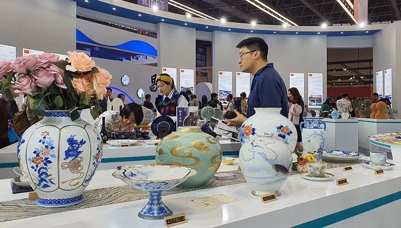 Du khách tham quan gian hàng giới thiệu sản phẩm gốm sứ. Du khách tham quan gian hàng giới thiệu sản phẩm gốm sứ.