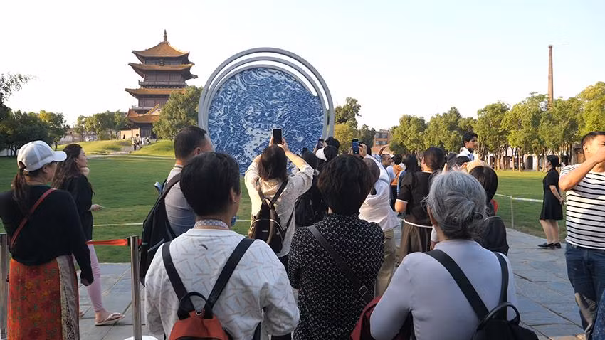 Du khách chụp ảnh biểu tượng gốm sứ của Cảnh Đức Trấn. Du khách chụp ảnh biểu tượng gốm sứ của Cảnh Đức Trấn.