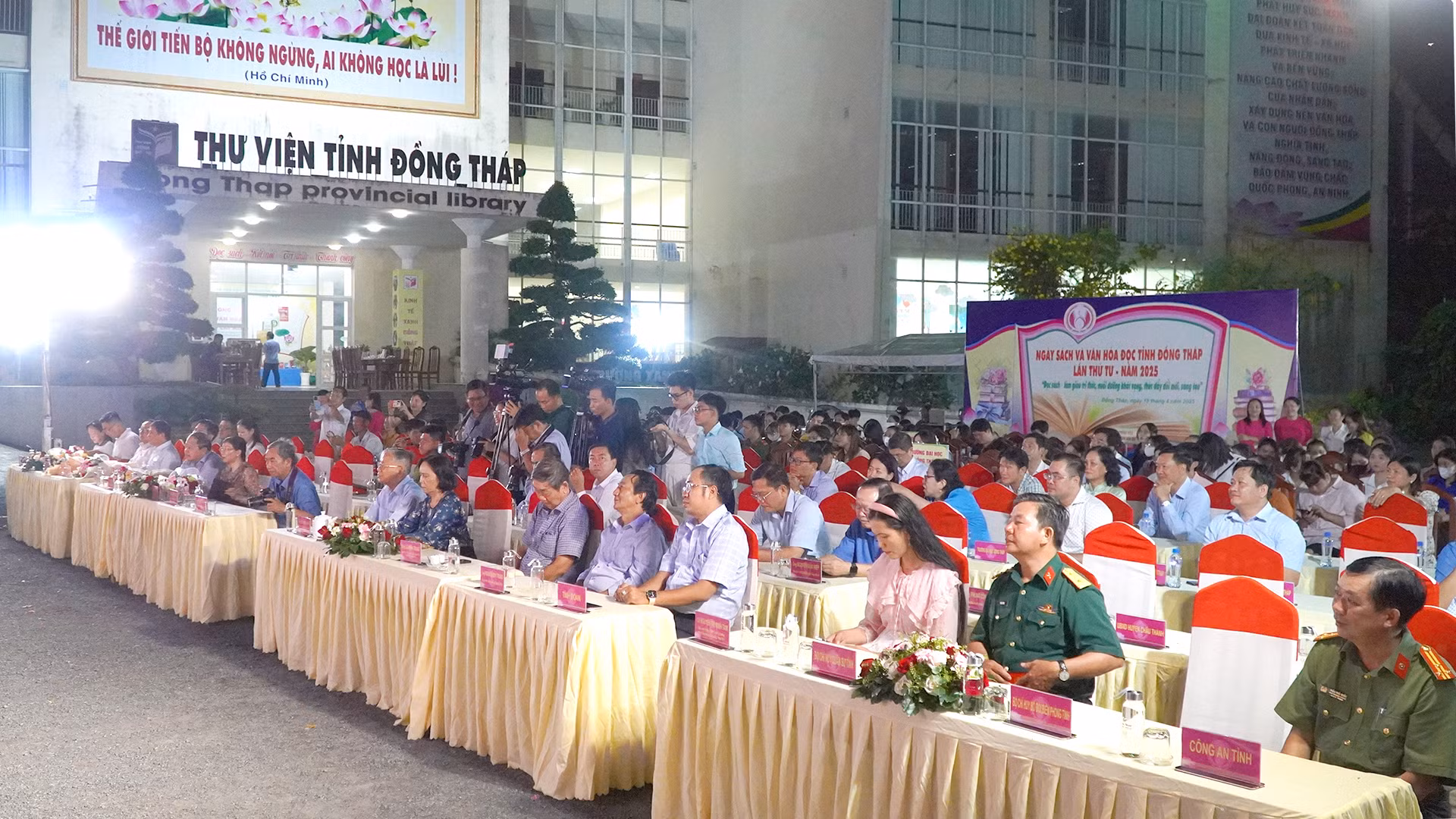 Ngày Sách và Văn hóa đọc thu hút nhiều đại biểu tham dự. (Ảnh: HỮU NGHĨA) Ngày Sách và Văn hóa đọc thu hút nhiều đại biểu tham dự. (Ảnh: HỮU NGHĨA)