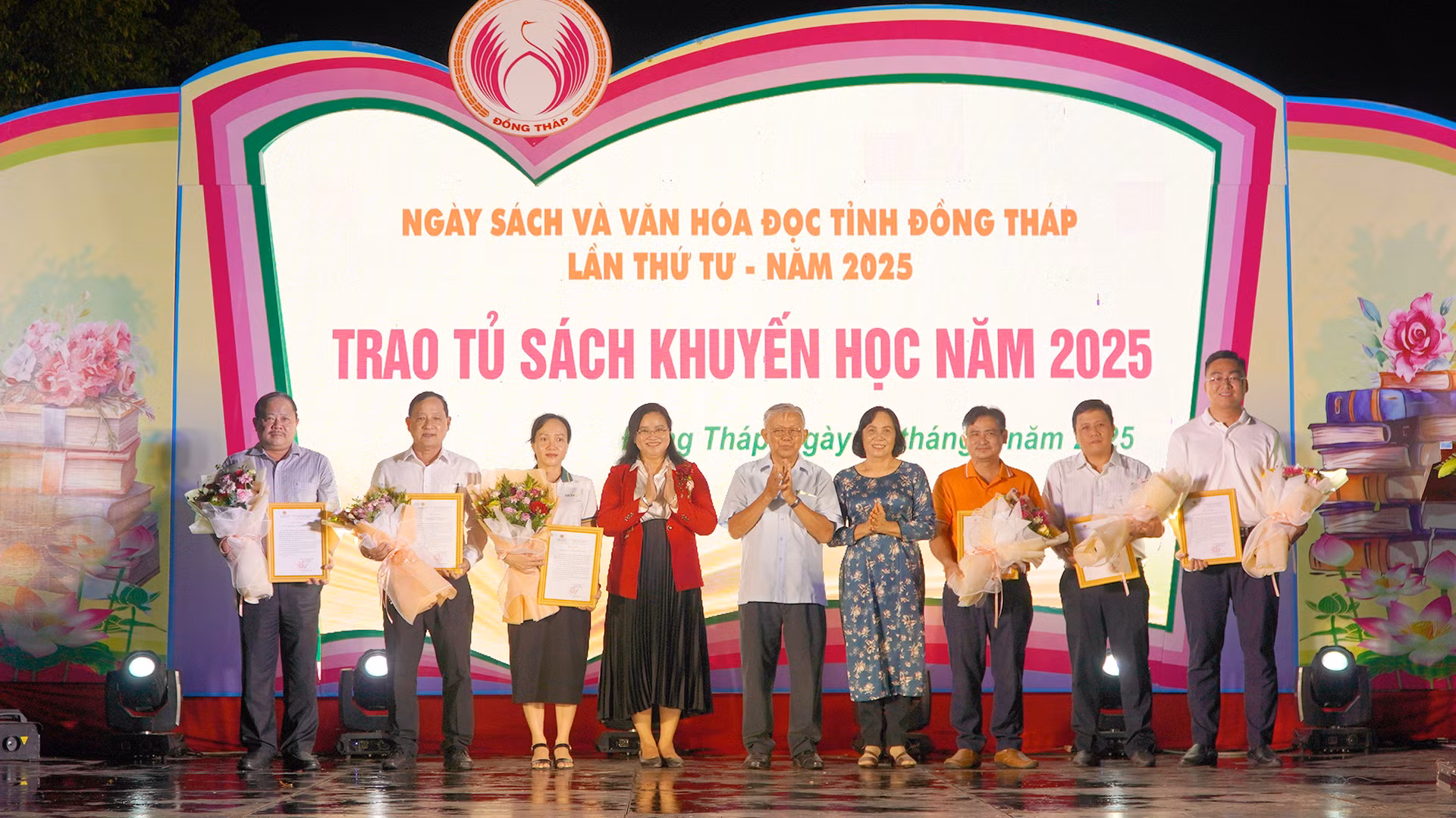Trao thư cảm ơn và tặng hoa cho các nhà tài trợ Tủ sách khuyến học. (Ảnh: HỮU NGHĨA) Trao thư cảm ơn và tặng hoa cho các nhà tài trợ Tủ sách khuyến học. (Ảnh: HỮU NGHĨA)