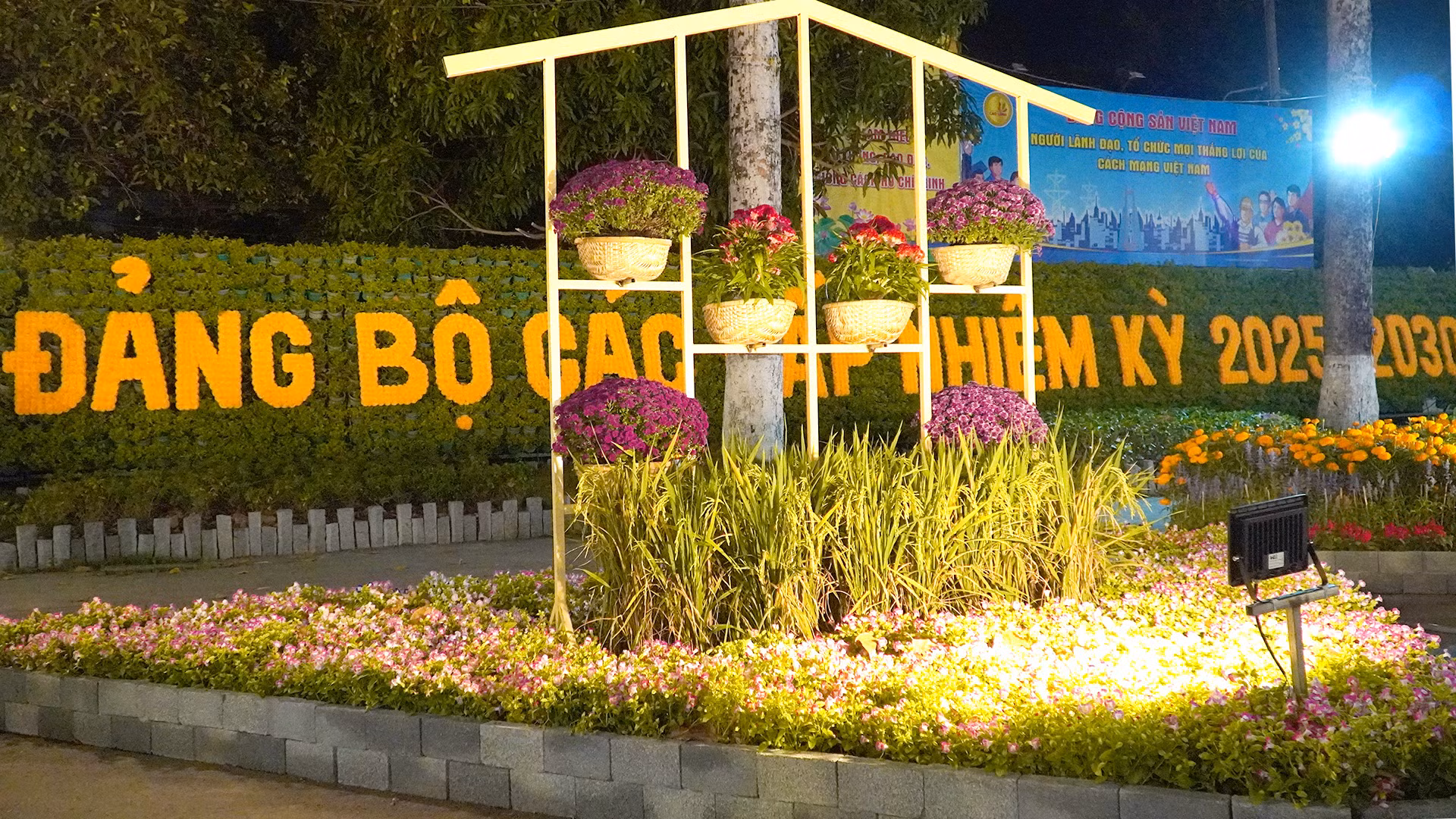Tiểu cảnh đặt gần Ủy ban nhân dân tỉnh Đồng Tháp. (Ảnh: HỮU NGHĨA)