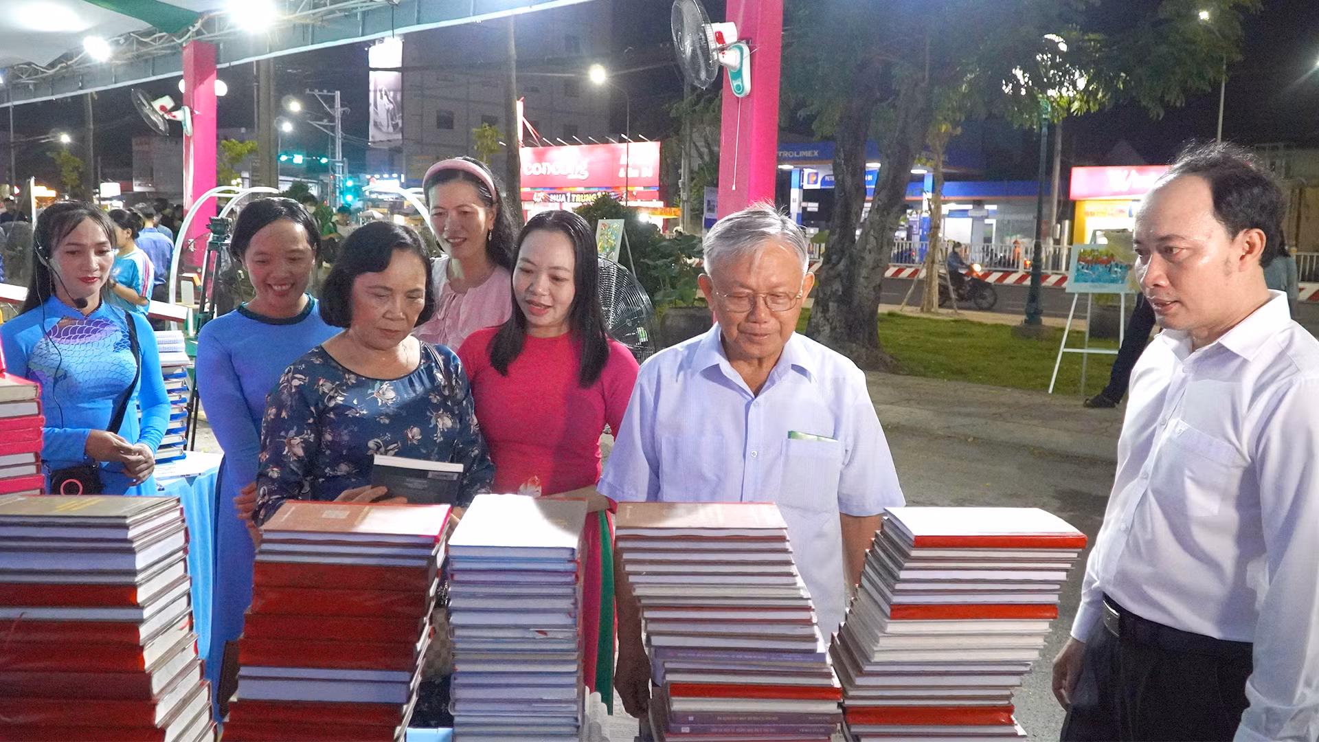 Đại biểu tham quan ngay sau khai mạc Ngày Sách và Văn hóa đọc. (Ảnh: HỮU NGHĨA) Đại biểu tham quan ngay sau khai mạc Ngày Sách và Văn hóa đọc. (Ảnh: HỮU NGHĨA)