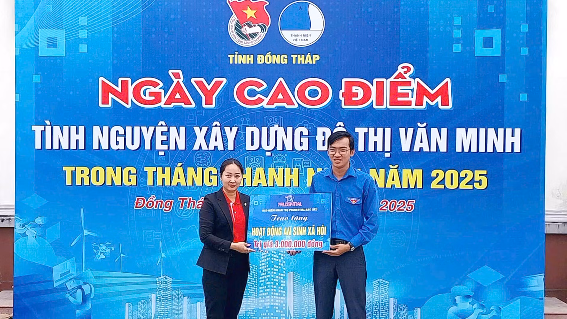 Trao bảng tượng trưng các hoạt động an sinh xã hội cho Thành đoàn Sa Đéc. (Ảnh: NHƯ ANH) Trao bảng tượng trưng các hoạt động an sinh xã hội cho Thành đoàn Sa Đéc. (Ảnh: NHƯ ANH)