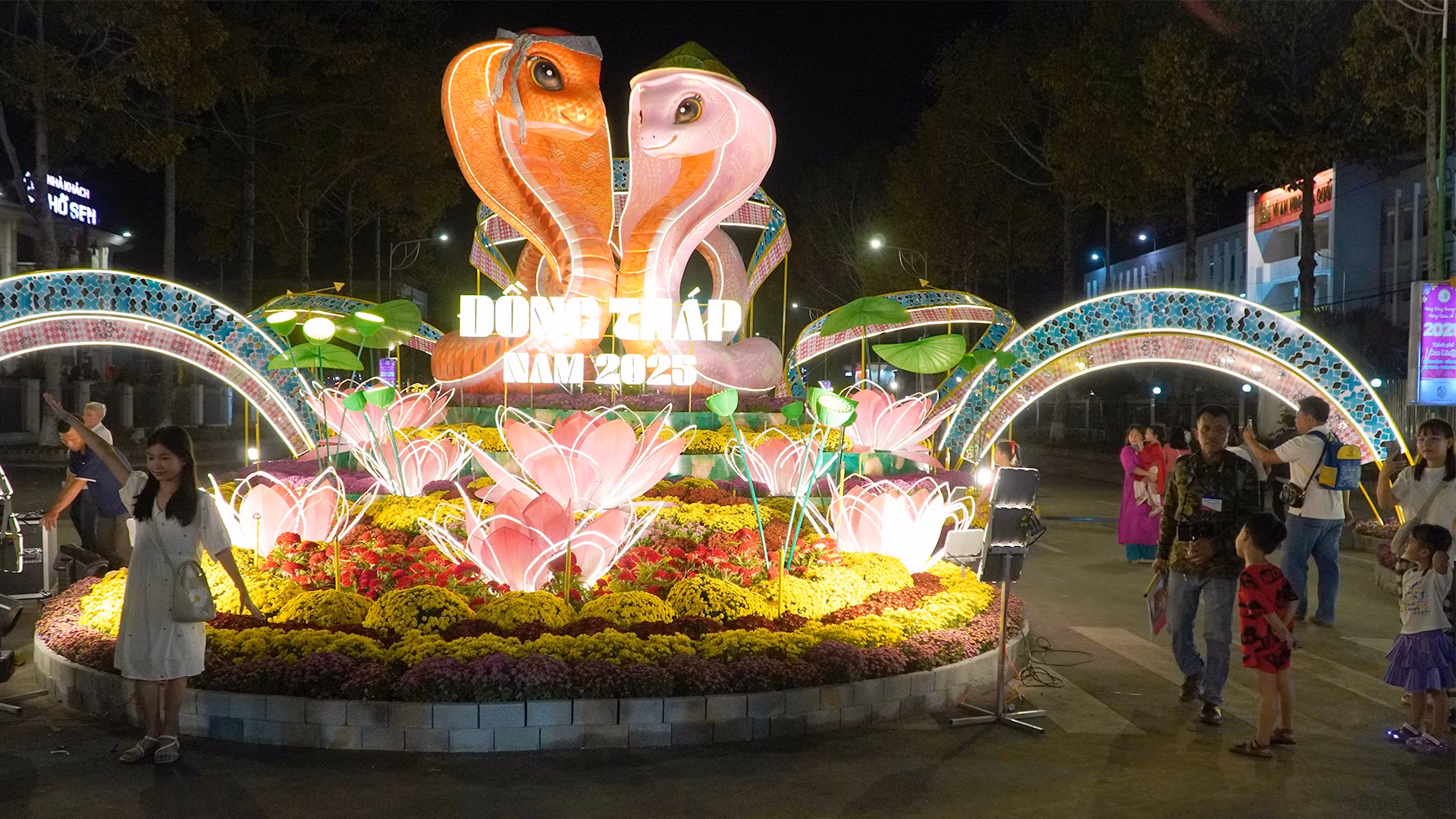 Hình ảnh linh vật rắn mềm mại uốn lượn. (Ảnh: HỮU NGHĨA)