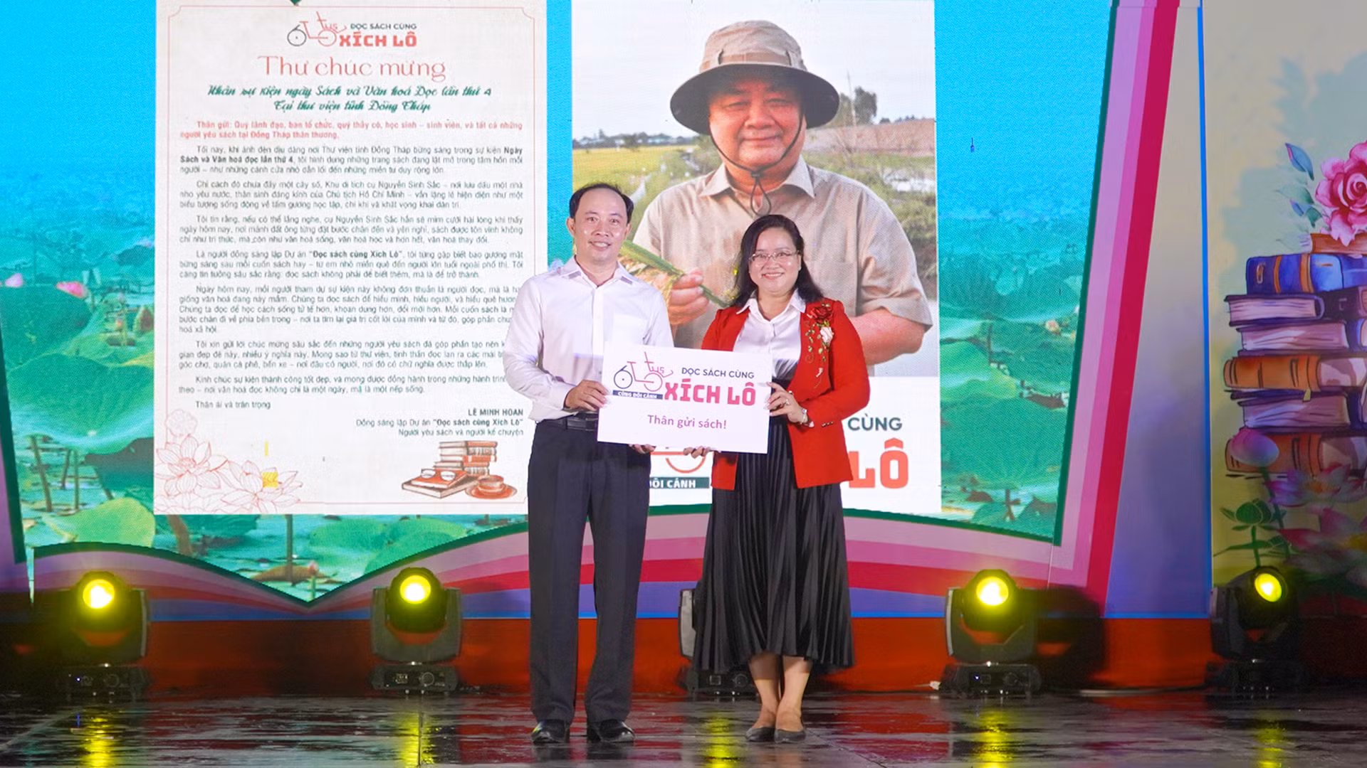 Giám đốc Sở Văn hóa, Thể thao và Du lịch tỉnh Đồng Tháp Huỳnh Thị Hoài Thu trao sách của đồng chí Lê Minh Hoan, Phó Chủ tịch Quốc hội gửi tặng Thư viện tỉnh. (Ảnh: HỮU NGHĨA) Giám đốc Sở Văn hóa, Thể thao và Du lịch tỉnh Đồng Tháp Huỳnh Thị Hoài Thu trao sách của đồng chí Lê Minh Hoan, Phó Chủ tịch Quốc hội gửi tặng Thư viện tỉnh. (Ảnh: HỮU NGHĨA)
