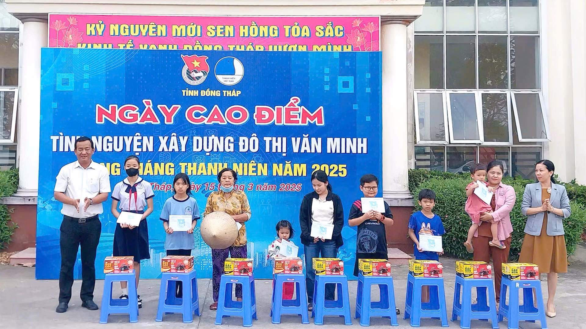 Lãnh đạo Ủy ban nhân dân phường An Hòa và Ban Tuyên giáo và Dân vận Thành ủy Sa Đéc trao tặng quà cho trẻ em có hoàn cảnh khó khăn trên địa bàn phường An Hòa. (Ảnh: NHƯ ANH) Lãnh đạo Ủy ban nhân dân phường An Hòa và Ban Tuyên giáo và Dân vận Thành ủy Sa Đéc trao tặng quà cho trẻ em có hoàn cảnh khó khăn trên địa bàn phường An Hòa. (Ảnh: NHƯ ANH)