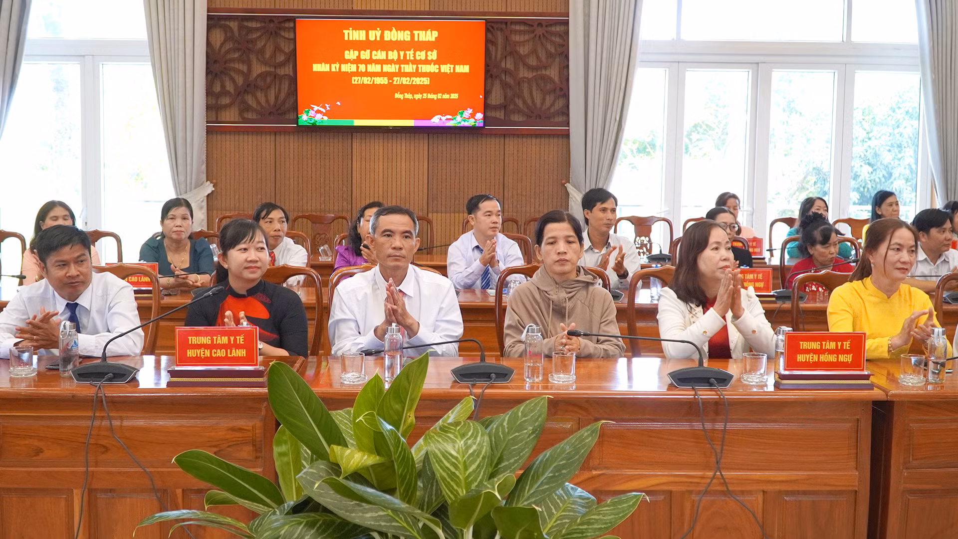 Đại biểu tham dự buổi gặp gỡ. (Ảnh: HỮU NGHĨA)