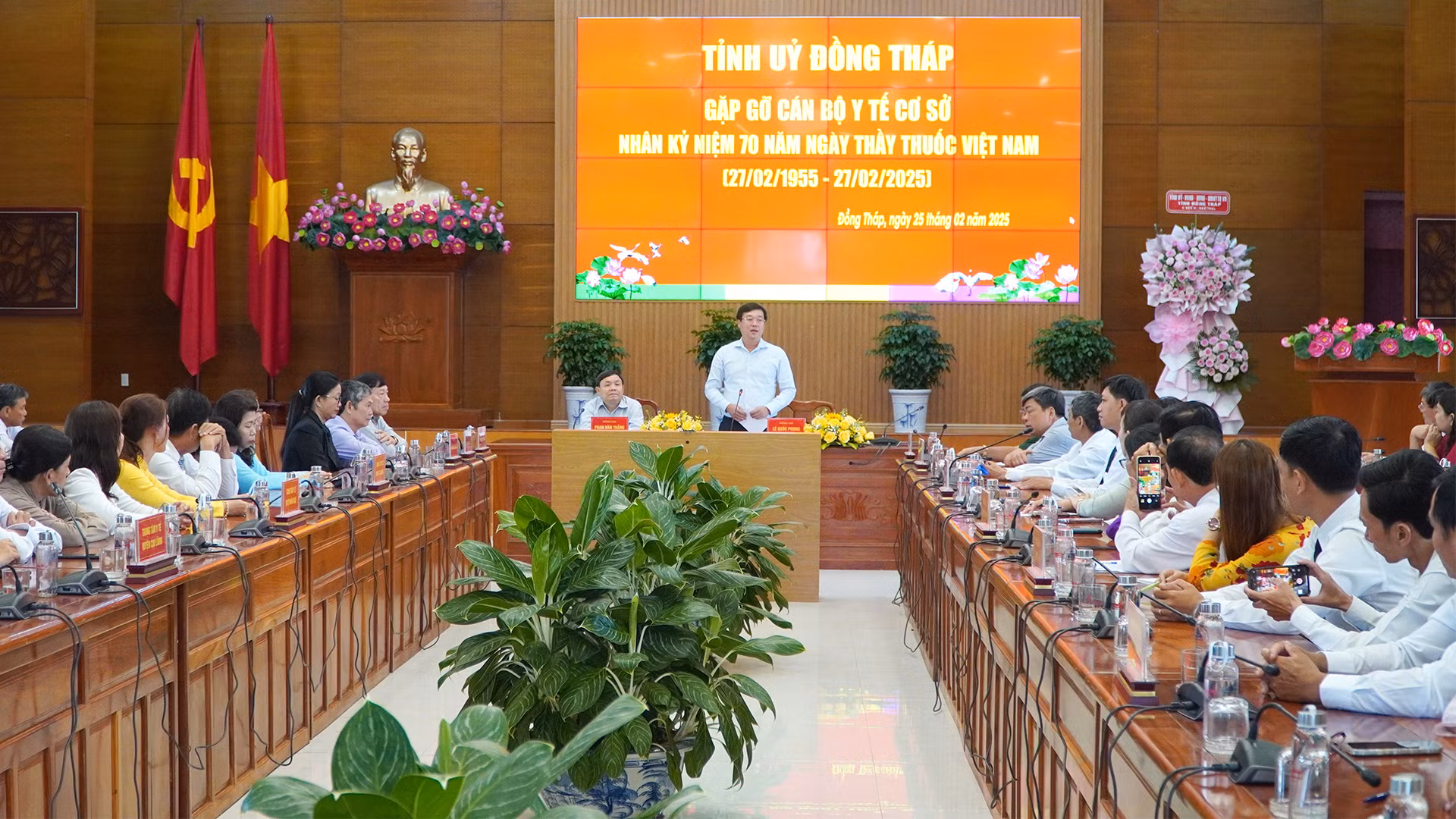 Các đồng chí Thường trực Tỉnh ủy Đồng Tháp gợi mở, giải đáp một số kiến nghị tại buổi gặp gỡ. (Ảnh: HỮU NGHĨA)
