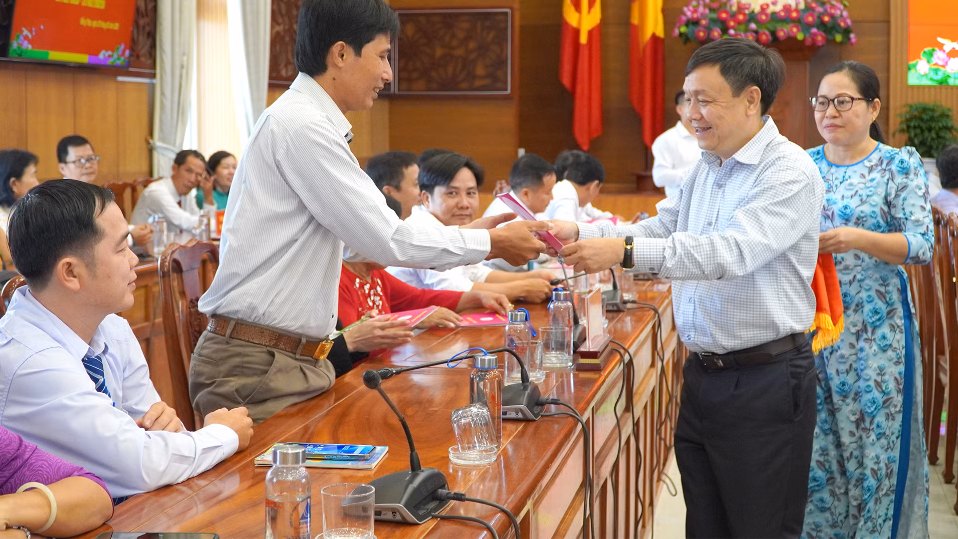 Phó Bí thư Thường trực Tỉnh ủy Đồng Tháp Phan Văn Thắng tặng quà cho các cán bộ y tế cơ sở tiêu biểu tham dự buổi gặp gỡ. (Ảnh: HỮU NGHĨA)