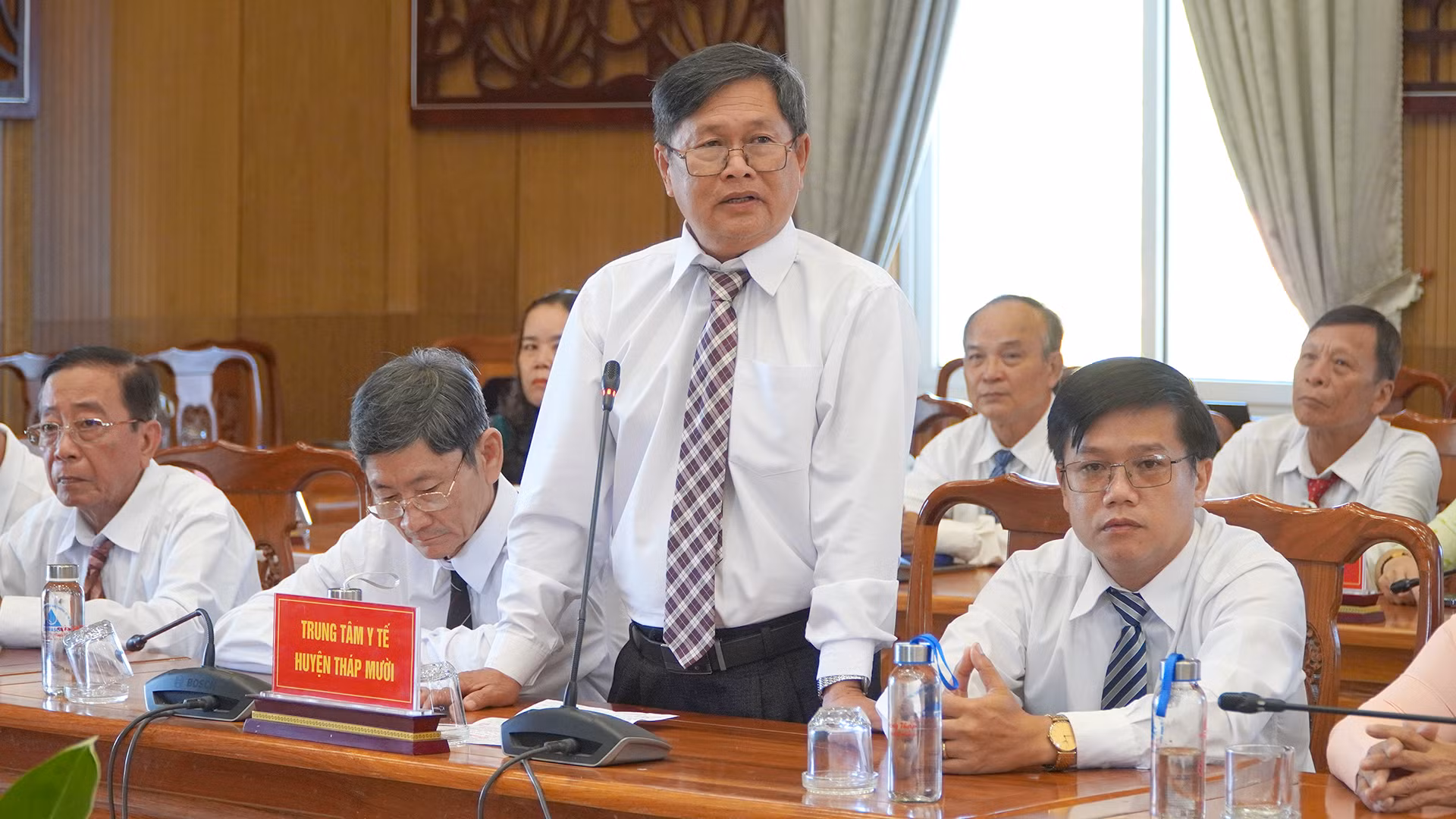 Cán bộ y tế cơ sở huyện Tháp Mười phát biểu tại buổi gặp gỡ. (Ảnh: HỮU NGHĨA)