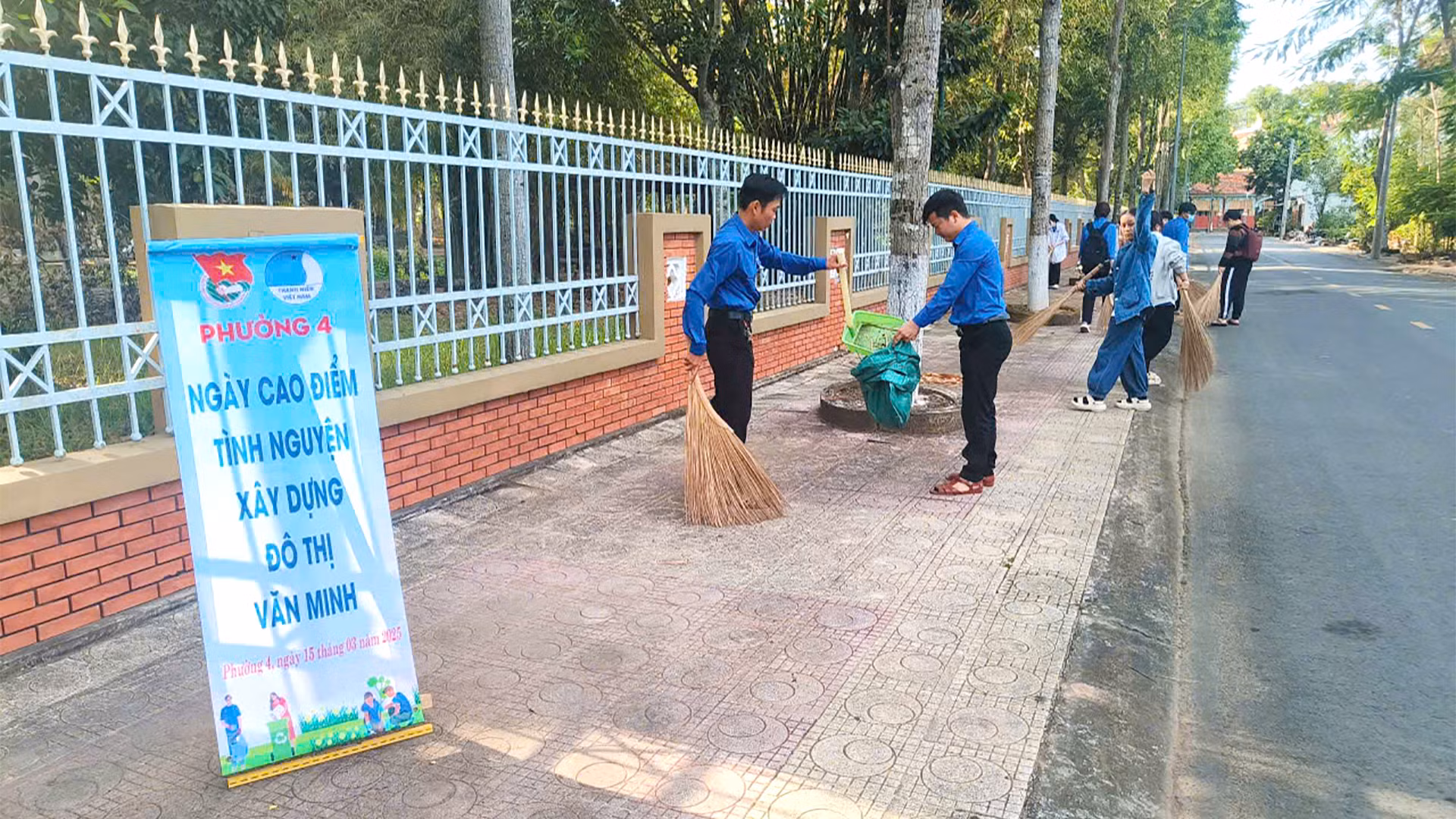 Đoàn viên-Thanh niên thành phố Cao Lãnh dọn dẹp vệ sinh bên ngoài Khu di tích Nguyễn Sinh Sắc tại phường 4, thành phố Cao Lãnh. (Ảnh: NHƯ ANH) Đoàn viên-Thanh niên thành phố Cao Lãnh dọn dẹp vệ sinh bên ngoài Khu di tích Nguyễn Sinh Sắc tại phường 4, thành phố Cao Lãnh. (Ảnh: NHƯ ANH)