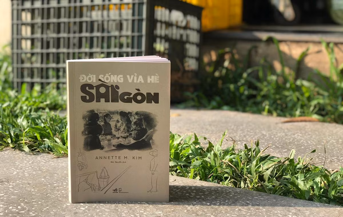 Đọc sách “Đời sống vỉa hè Sài Gòn”