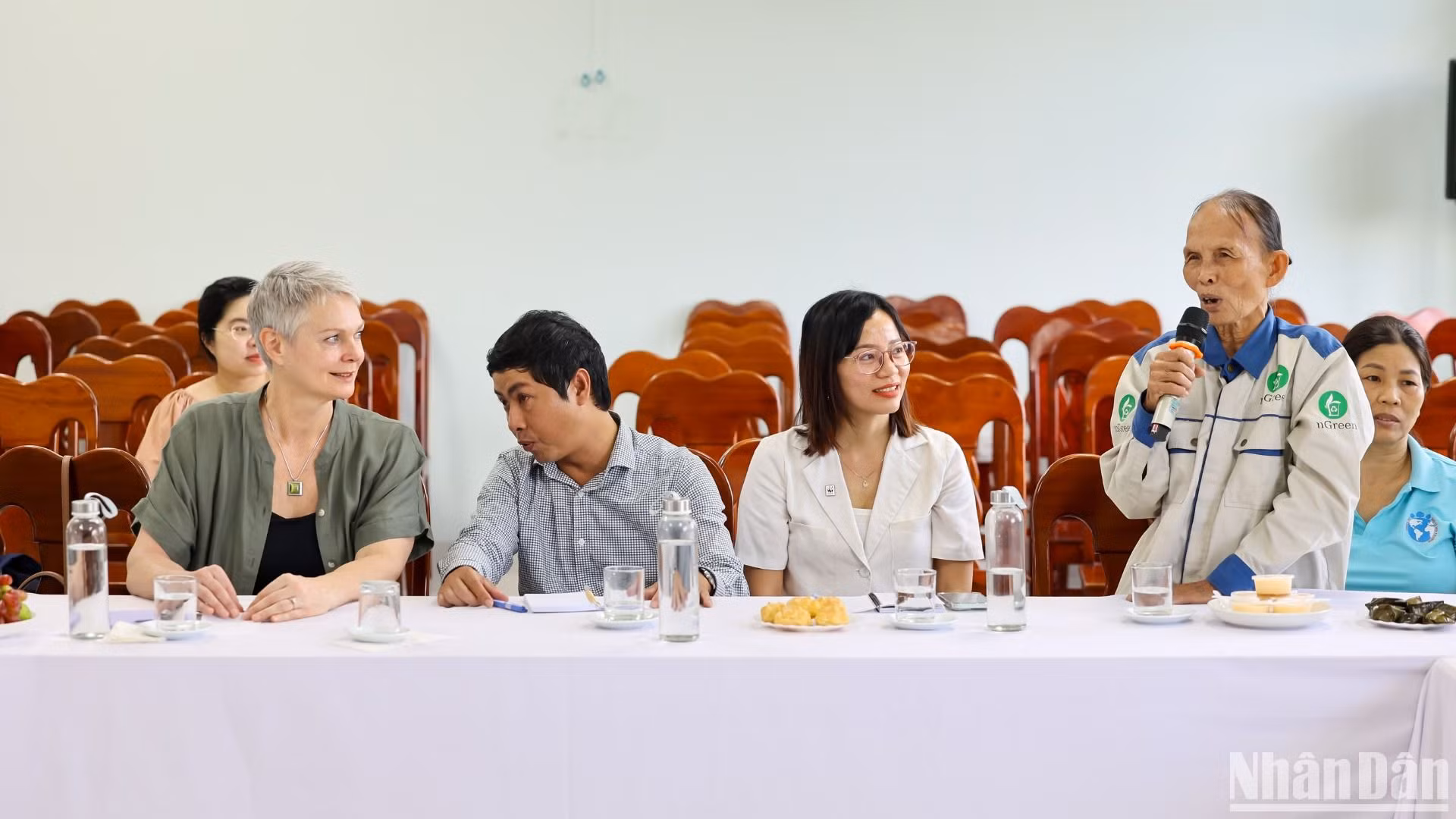 Đại sứ Vương quốc Na Uy, Hilde Solbakken gặp gỡ các chị thu gom ve chai ở Huế.