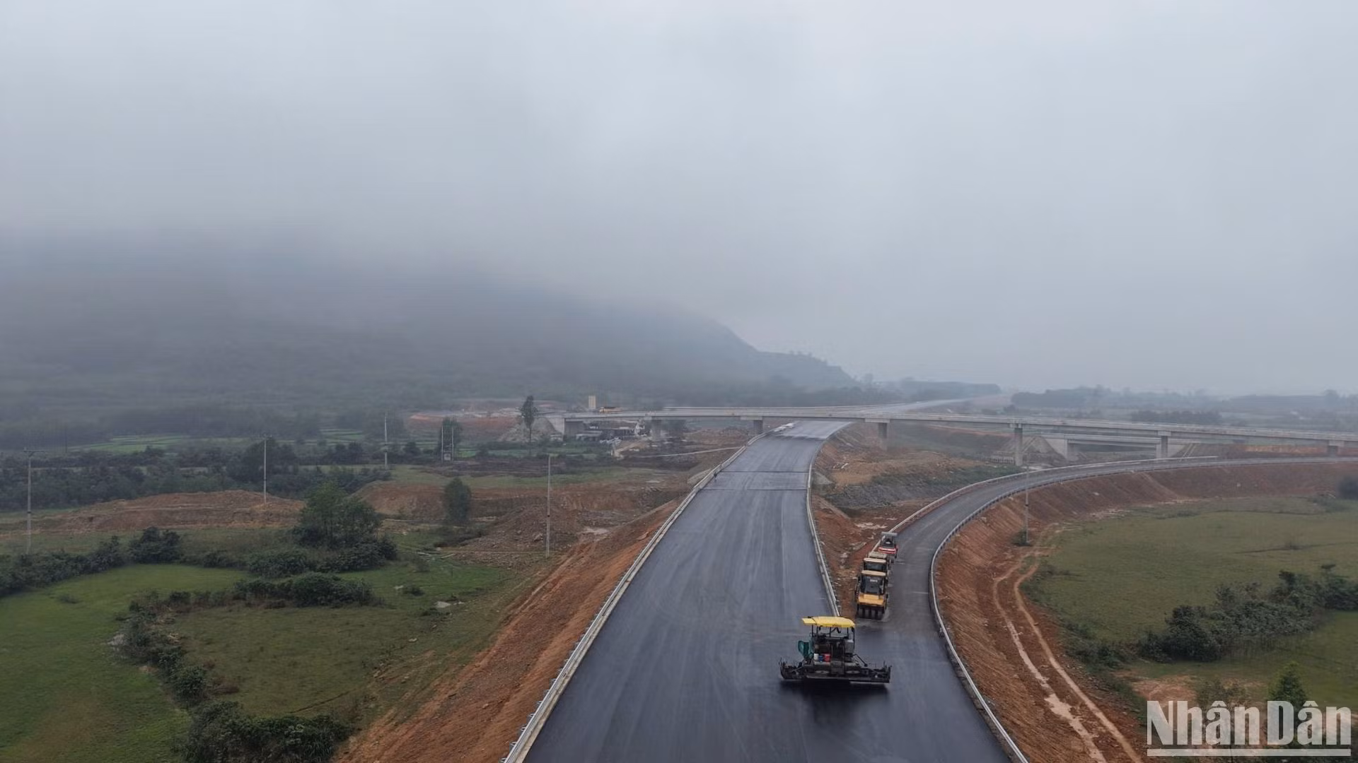 Trong tổng số 35km dự án Hàm Nghi-Bãi Vọt cơ bản đã hoàn thành nền đường, hiện đang các nhà thầu đã thảm lớp bê-tông nhựa cuối cùng. Trong tổng số 35km dự án Hàm Nghi-Bãi Vọt cơ bản đã hoàn thành nền đường, hiện đang các nhà thầu đã thảm lớp bê-tông nhựa cuối cùng.