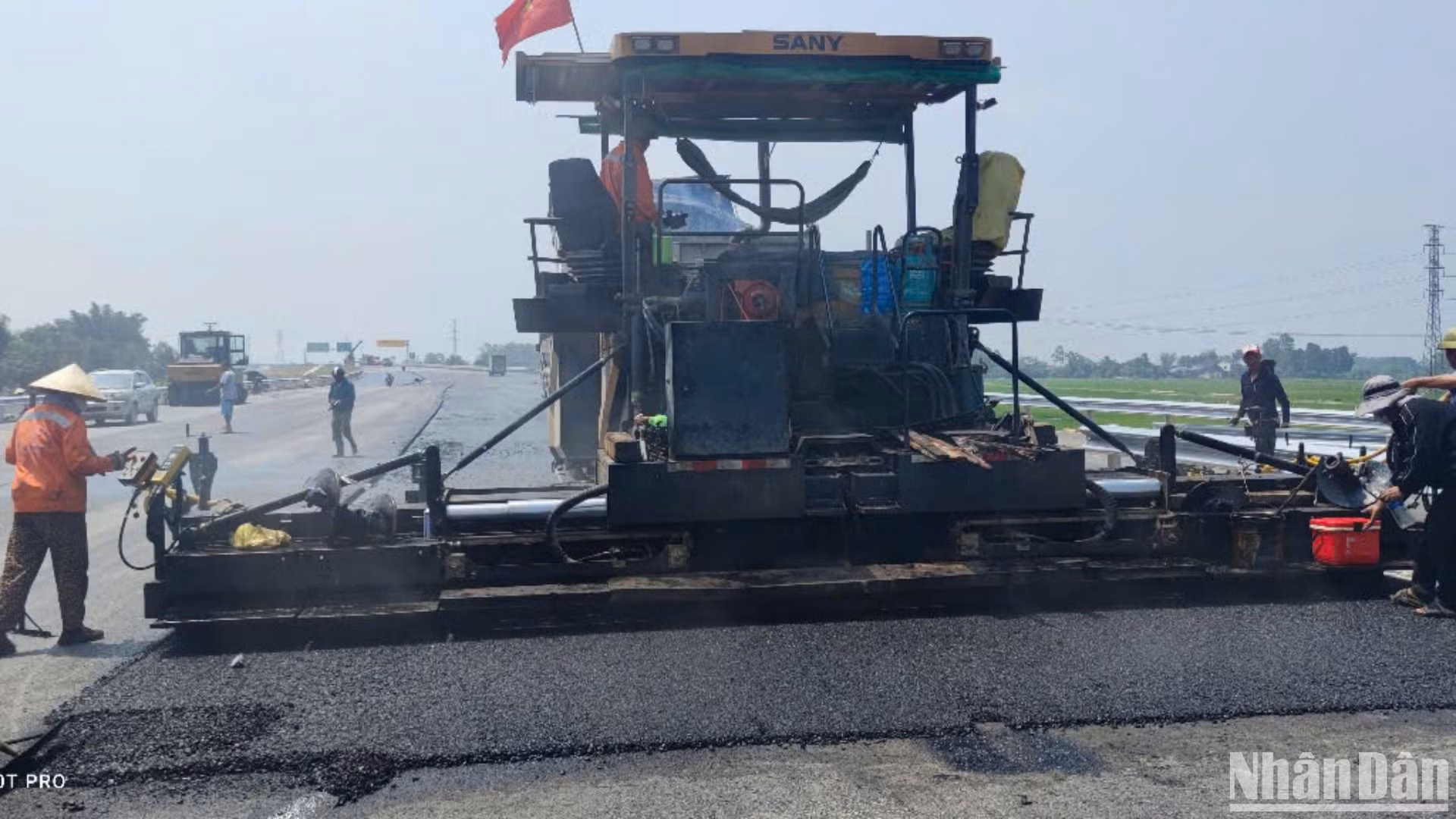 Các nhà thầu huy động máy móc, công nhân làm việc tổng lực đúng tinh thần chỉ đạo của Thủ tướng Chính phủ "3 ca, 4 kíp làm ngày không đủ, tranh thủ làm đêm" để kịp đưa dự án vào khai thác đúng kế hoạch đề ra là ngày 28/4. Các nhà thầu huy động máy móc, công nhân làm việc tổng lực đúng tinh thần chỉ đạo của Thủ tướng Chính phủ "3 ca, 4 kíp làm ngày không đủ, tranh thủ làm đêm" để kịp đưa dự án vào khai thác đúng kế hoạch đề ra là ngày 28/4.