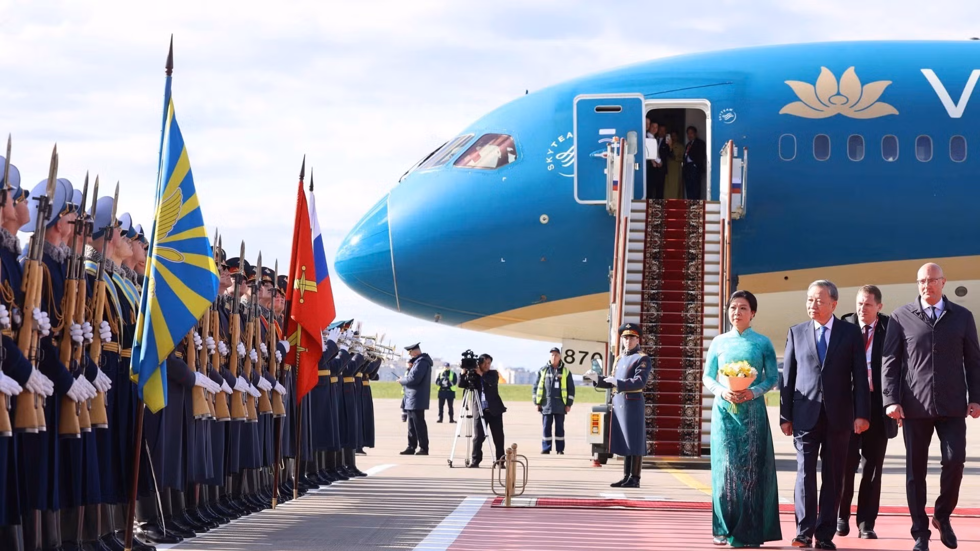 Lễ đón chính thức Tổng Bí thư Tô Lâm và Phu nhân tại sân bay Vnukovo 2, Thủ đô Moskva.(Ảnh: THỐNG NHẤT/TTXVN) Lễ đón chính thức Tổng Bí thư Tô Lâm và Phu nhân tại sân bay Vnukovo 2, Thủ đô Moskva.(Ảnh: THỐNG NHẤT/TTXVN)