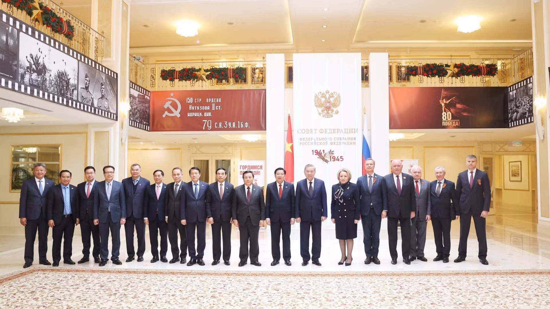 Tổng Bí thư Tô Lâm và Chủ tịch Hội đồng Liên bang, Quốc hội Liên bang Nga Valentina Matviyenko cùng các đại biểu chụp ảnh chung. (Ảnh: Thống Nhất/TTXVN)