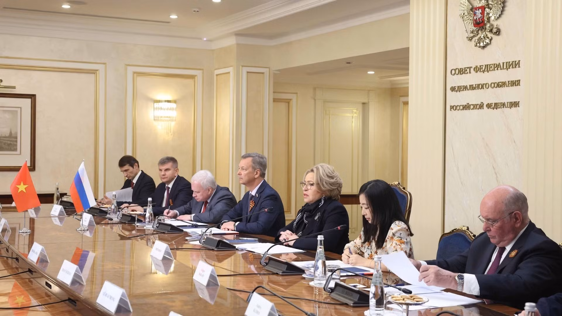 Chủ tịch Hội đồng Liên bang Valentina Matviyenko và đoàn Liên bang Nga tại cuộc hội kiến Tổng Bí thư Tô Lâm. (Ảnh: Thống Nhất/TTXVN)