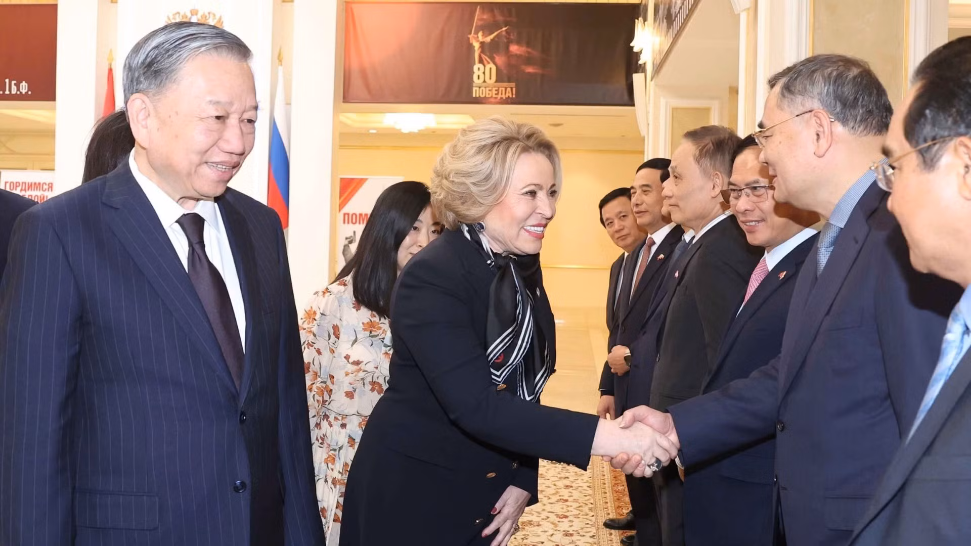 Tổng Bí thư Tô Lâm giới thiệu thành viên đoàn Việt Nam với Chủ tịch Hội đồng Liên bang, Quốc hội Liên bang Nga Valentina Matviyenko. (Ảnh: Thống Nhất/TTXVN)