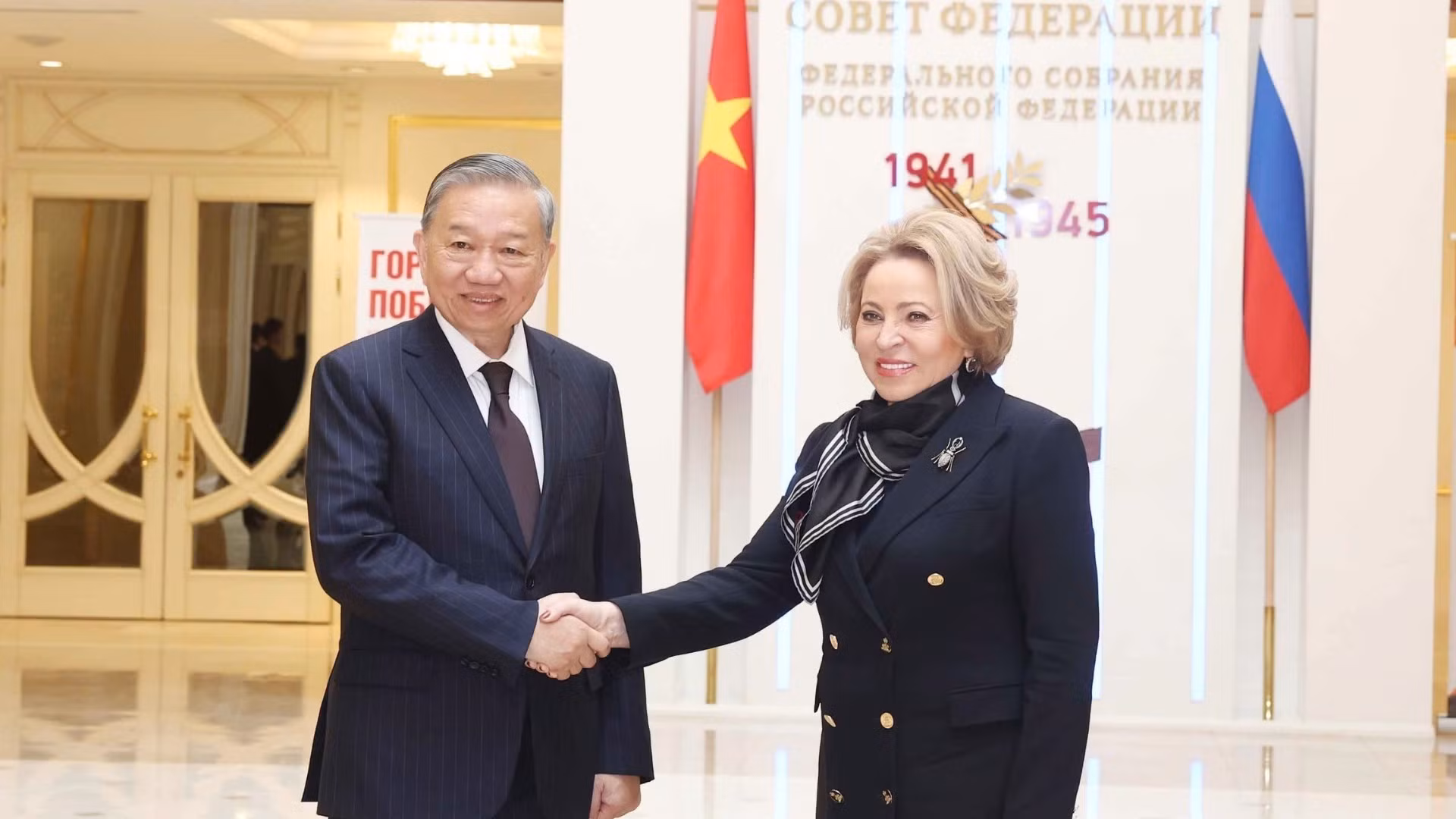 Chủ tịch Hội đồng Liên bang, Quốc hội Liên bang Nga Valentina Matviyenko đón Tổng Bí thư Tô Lâm. (Ảnh: Thống Nhất/TTXVN)