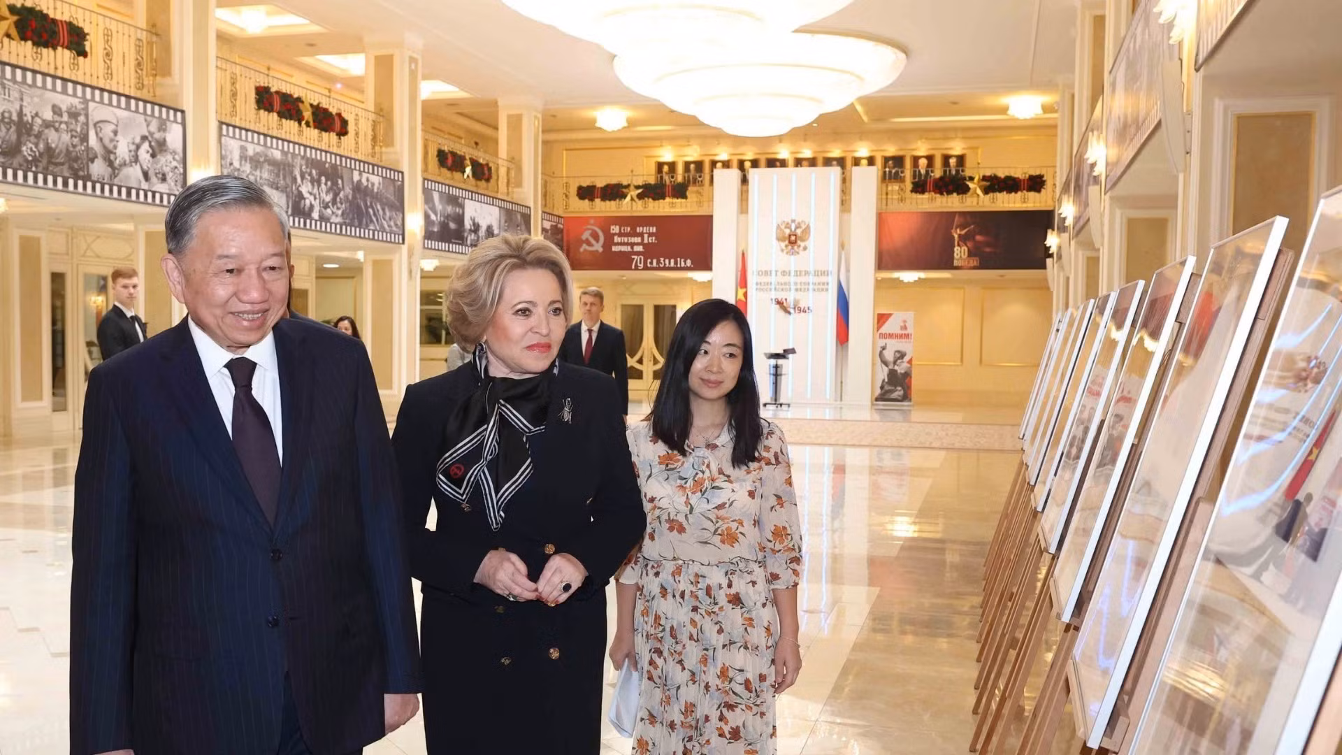 Tổng Bí thư Tô Lâm và Chủ tịch Hội đồng Liên bang, Quốc hội Liên bang Nga Valentina Matviyenko xem trưng bày ảnh về quan hệ hai nước. (Ảnh: Thống Nhất/TTXVN)