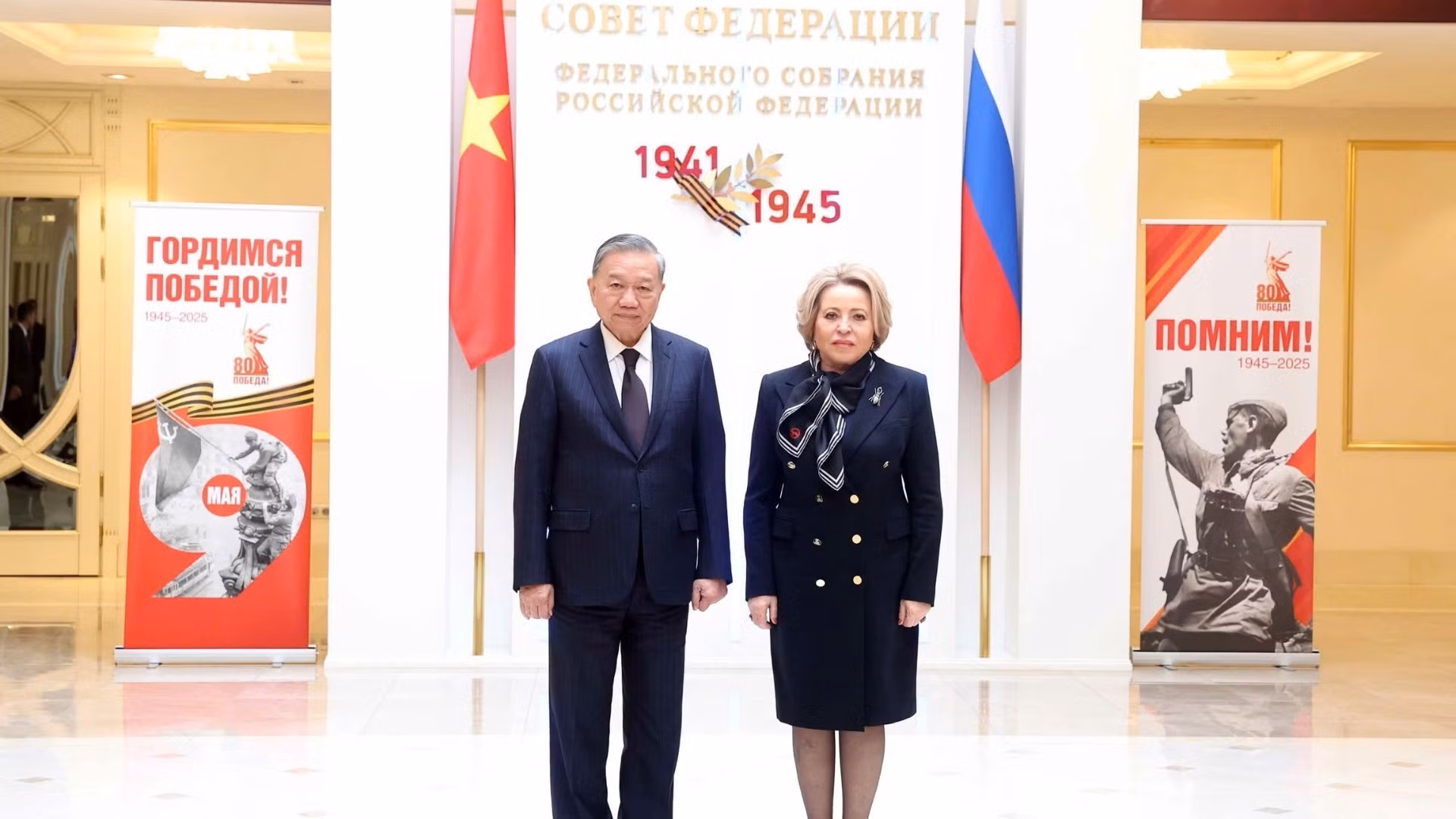 Tổng Bí thư Tô Lâm và Chủ tịch Hội đồng Liên bang, Quốc hội Liên bang Nga Valentina Matviyenko chụp ảnh chung. (Ảnh: Thống Nhất/TTXVN)