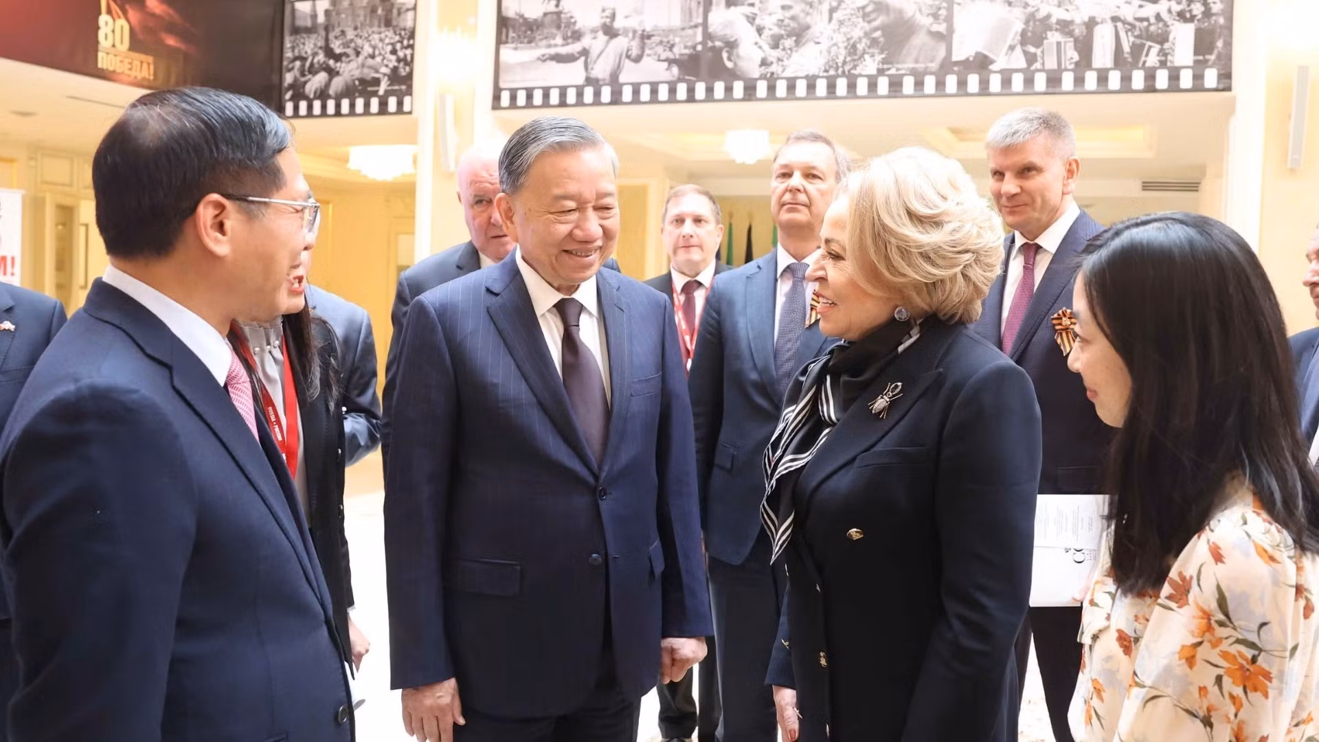 Chủ tịch Hội đồng Liên bang, Quốc hội Liên bang Nga Valentina Matviyenko với Tổng Bí thư Tô Lâm và thành viên đoàn Việt Nam. (Ảnh: Thống Nhất/TTXVN)
