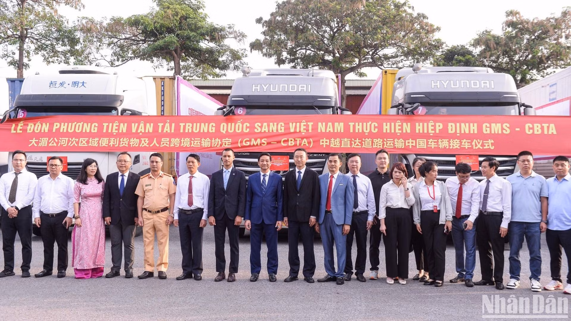 Đại biểu của hai nước Việt Nam và Trung Quốc đón phương tiện vận tải Trung Quốc tại ICD Long Biên.